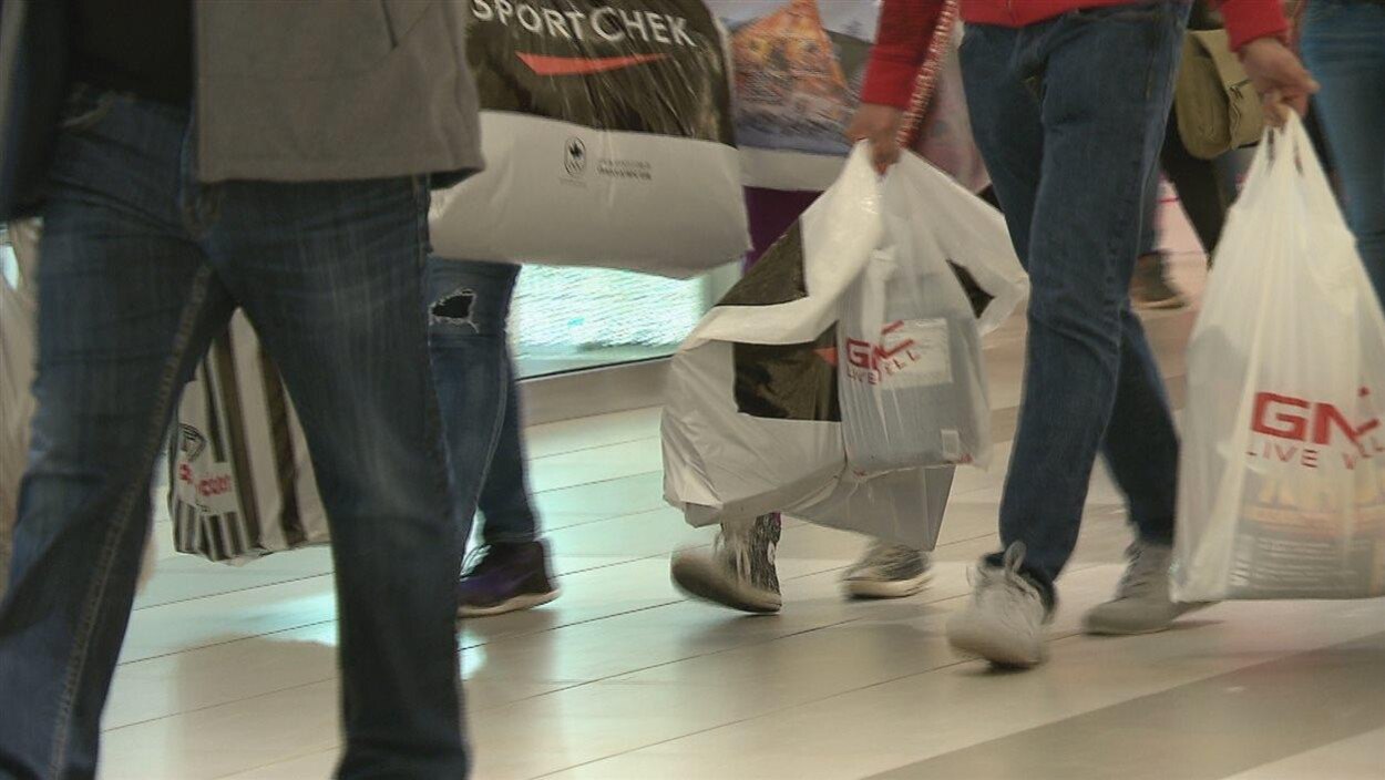 De nombreux consommateurs profitent des soldes d’après Noël à Moncton