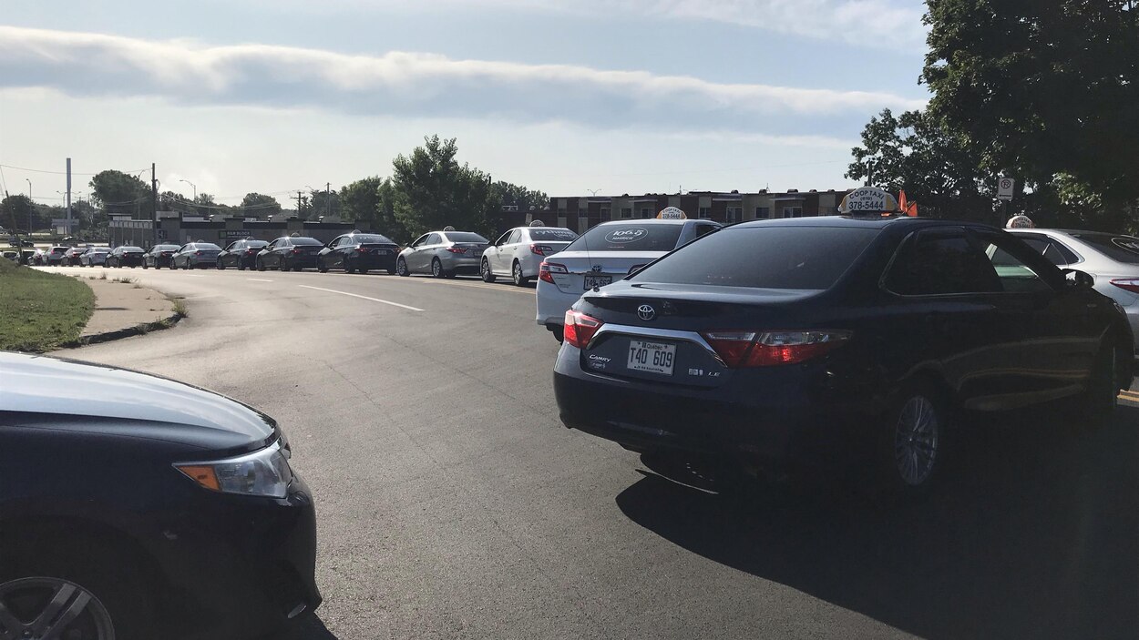 Les Chauffeurs De Taxi Se Mobilisent Et Interrompent Le Service En Mauricie Radio Canada Ca