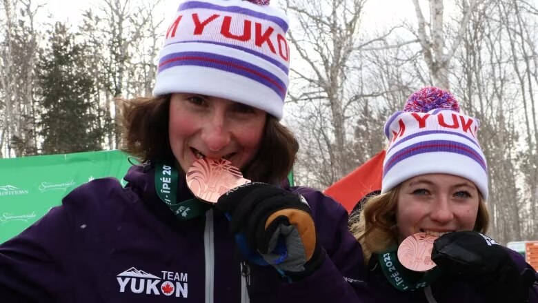 Une médaille de bronze en relais mixte pour deux jeunes biathlètes yukonnais
Une médaille de bronze en relais mixte pour deux jeunes biathlètes yukonnais