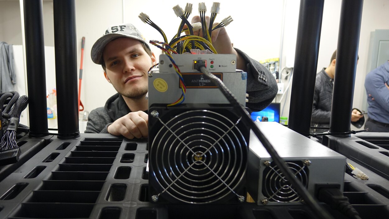 Bienvenue Dans La Plus Grosse Mine De Bitcoins Du Quebec Radio Canada Ca