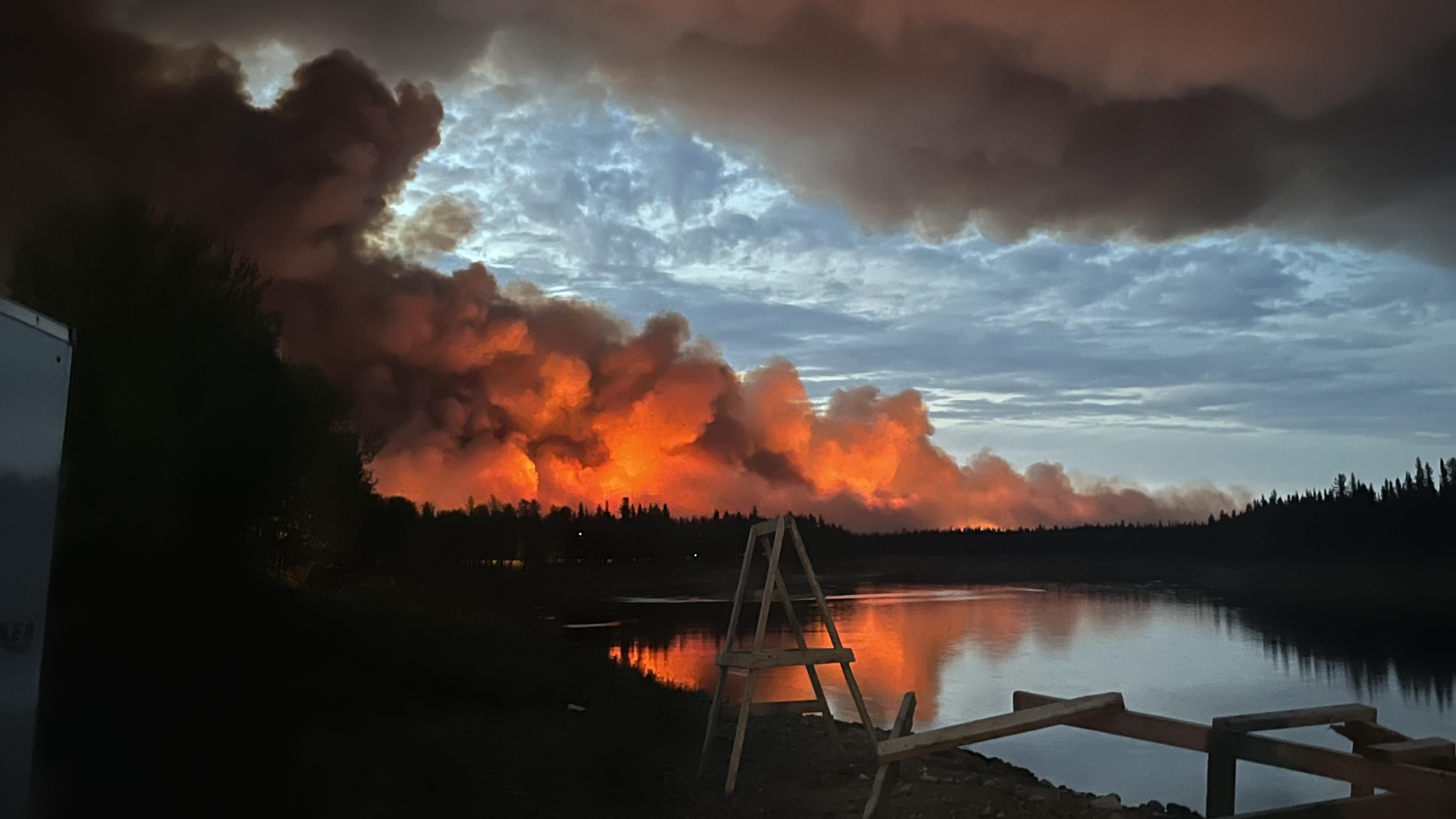 Aide Psychologique Sollicit E Pour Les Vacu S De Hay River   Tno Hay River Feu De Foret 88203.JPG