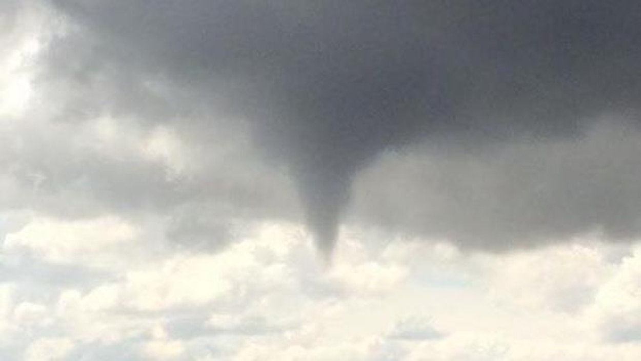 nuage en entonnoir vs tornade