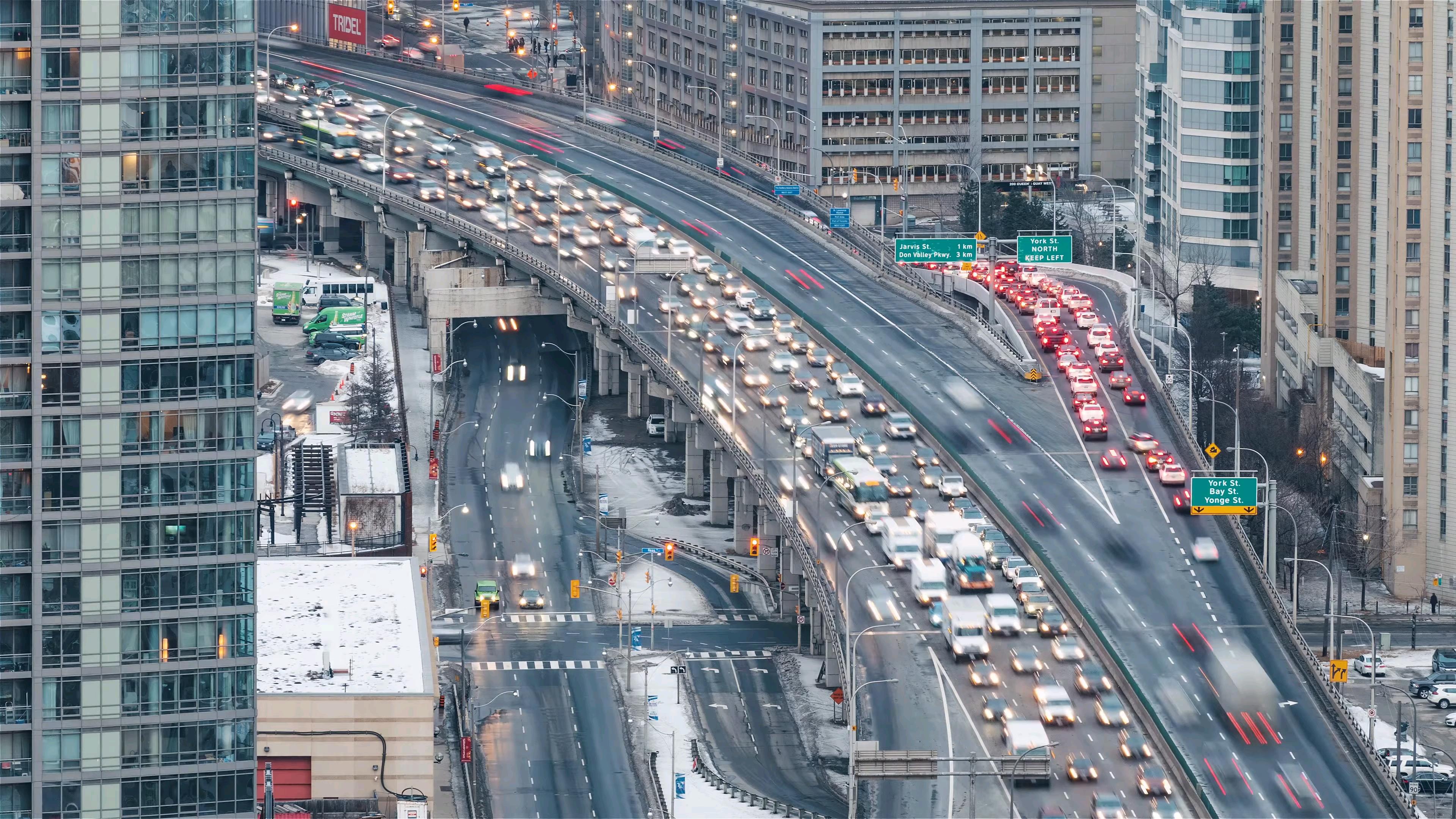 La plupart des Torontois préfèrent toujours la voiture aux transports en commun