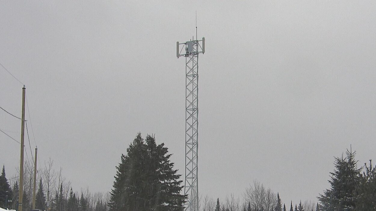 Une tour de télécommunications, mais toujours pas de service cellulaire ...