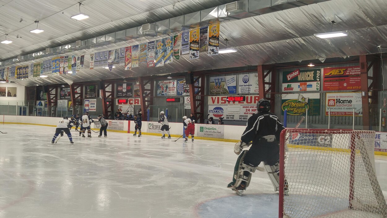 Tournoi familial de SaintAmbroise une tradition sur glace RadioCanada