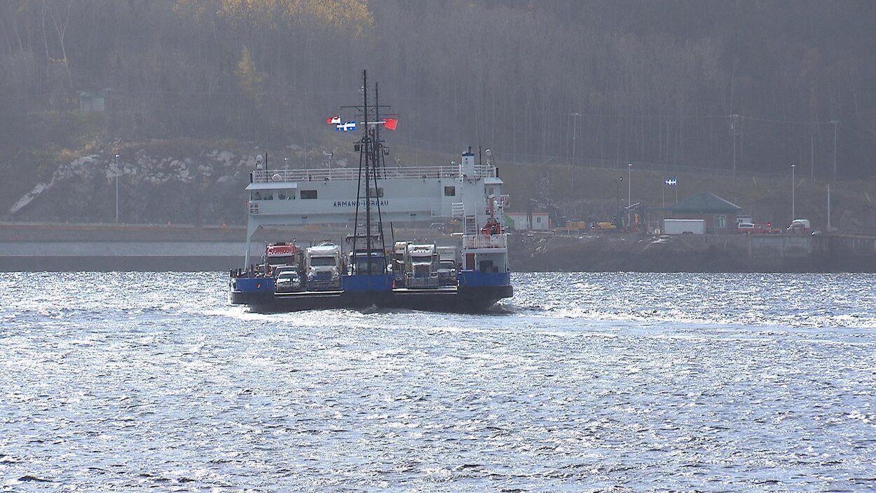 Traversier TadoussacBaieSainteCatherine 1,5 M pour de la maind