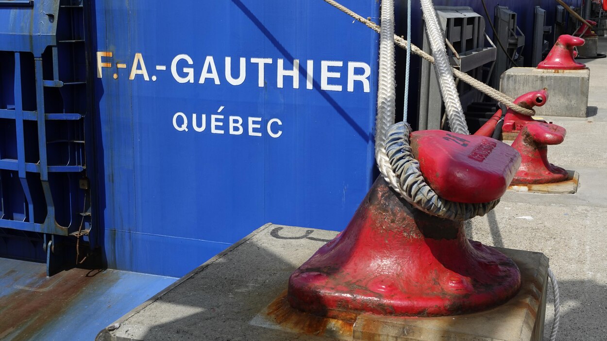 Le lait, le pain et la bière à quai sans le traversier Matane–Côte-Nord ...