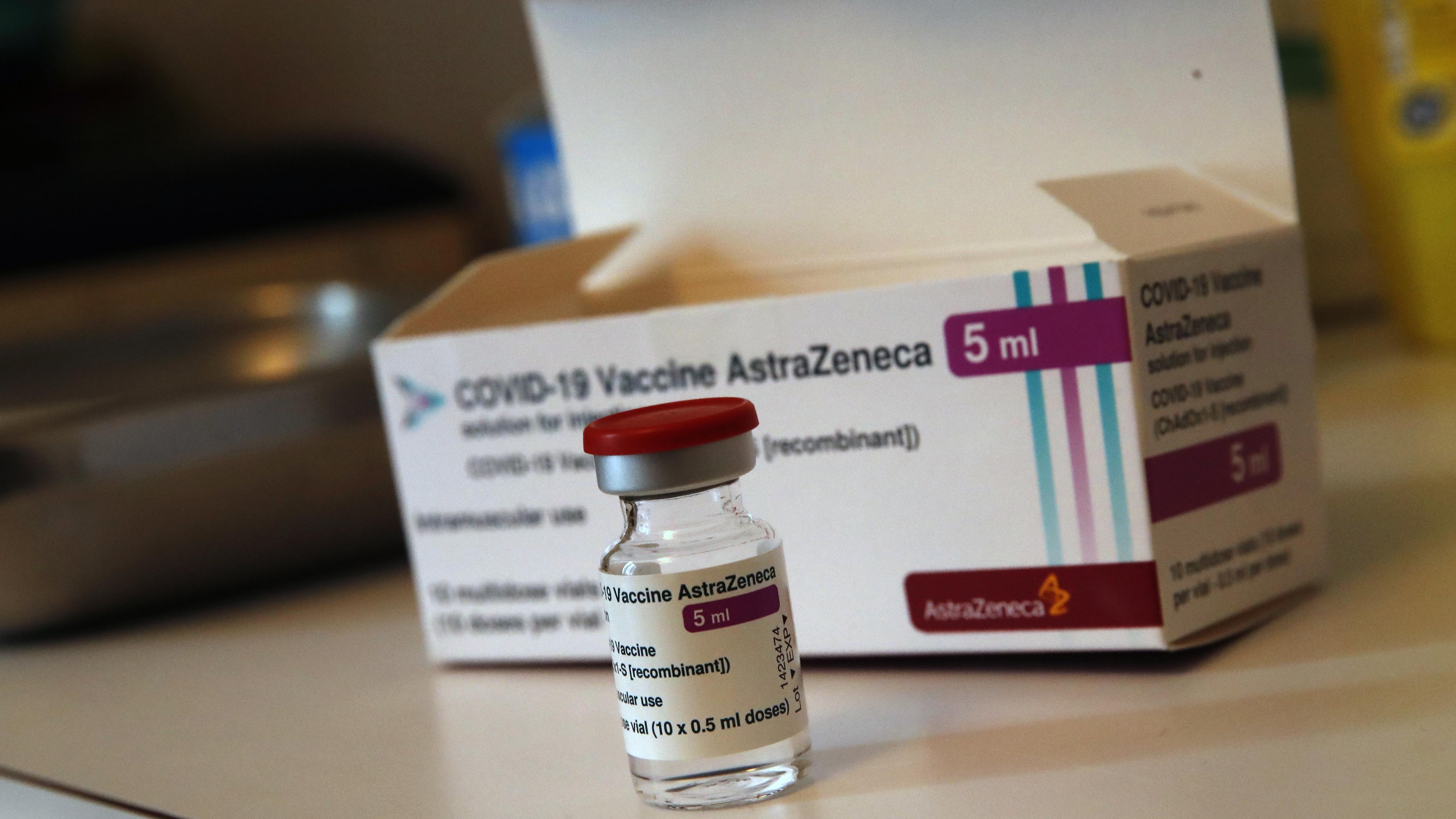 Un vial que contiene la vacuna de AstraZeneca.