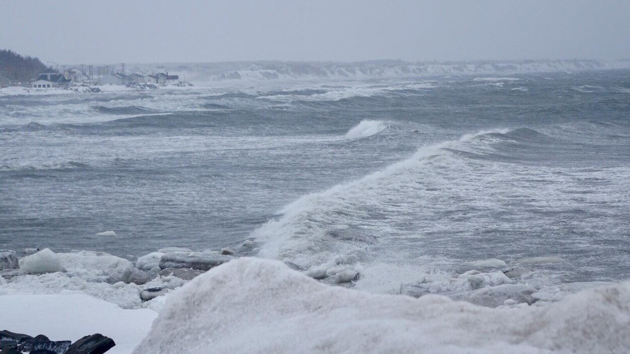 Déferlement de fortes vagues prévu en Gaspésie | Radio-Canada