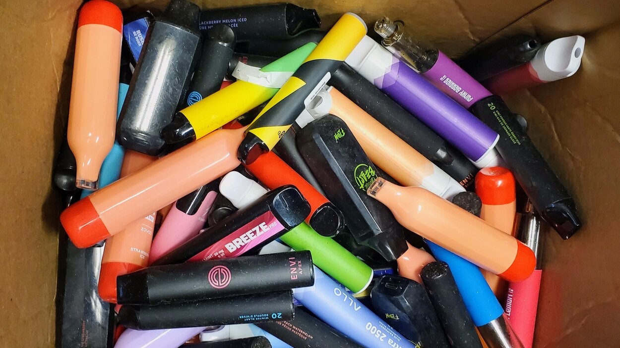 Les vendeurs de vapoteuses dans le brouillard | Radio-Canada