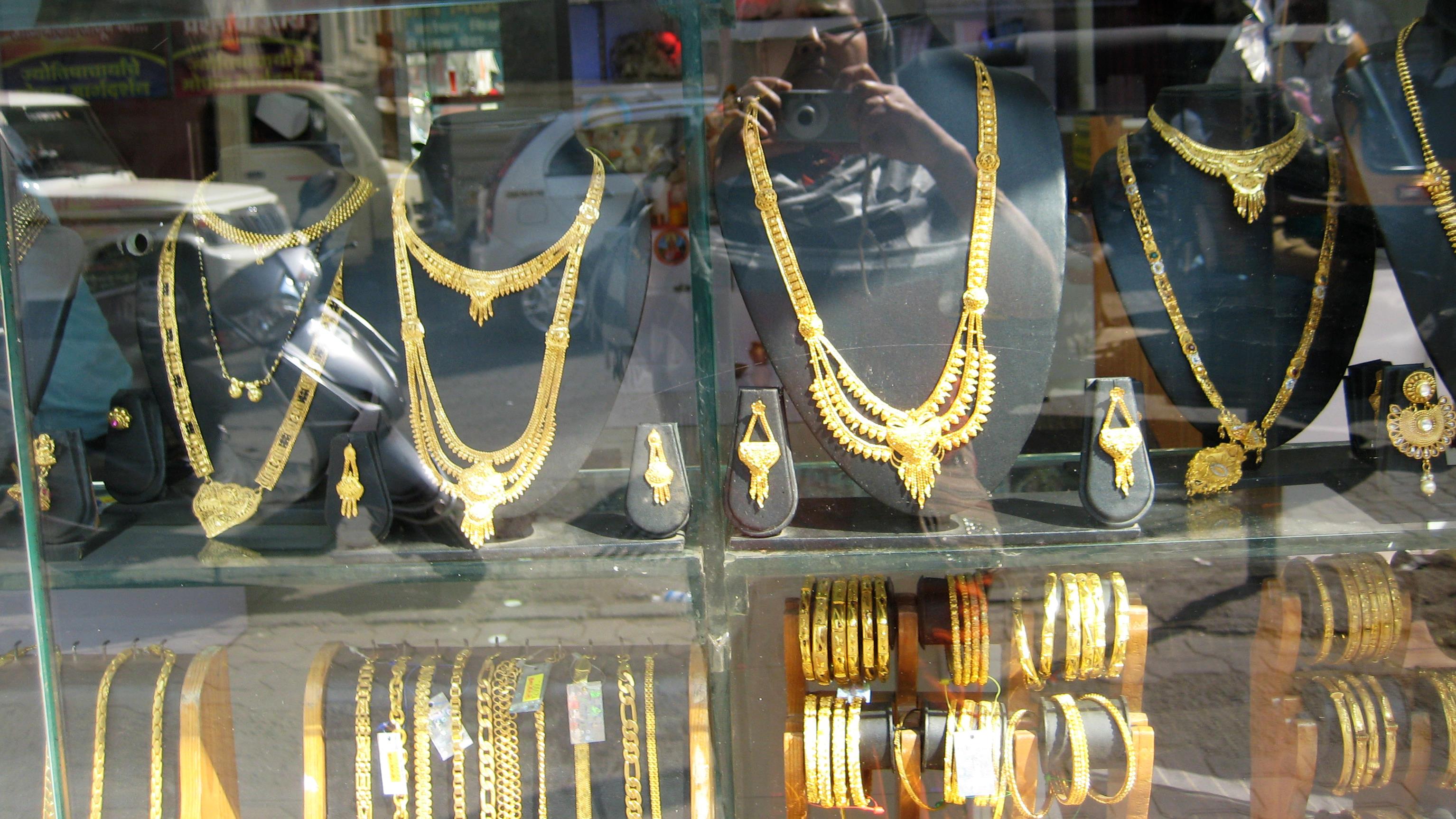 Les bijoux en or sont très prisés des Indiennes. Les bijoux en or sont très prisés des Indiennes.