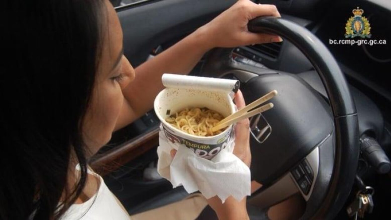 B c driver. Китаянка за рулем. Китайская девушка за рулем. Кушает за рулем. Перекус в машине девушка.