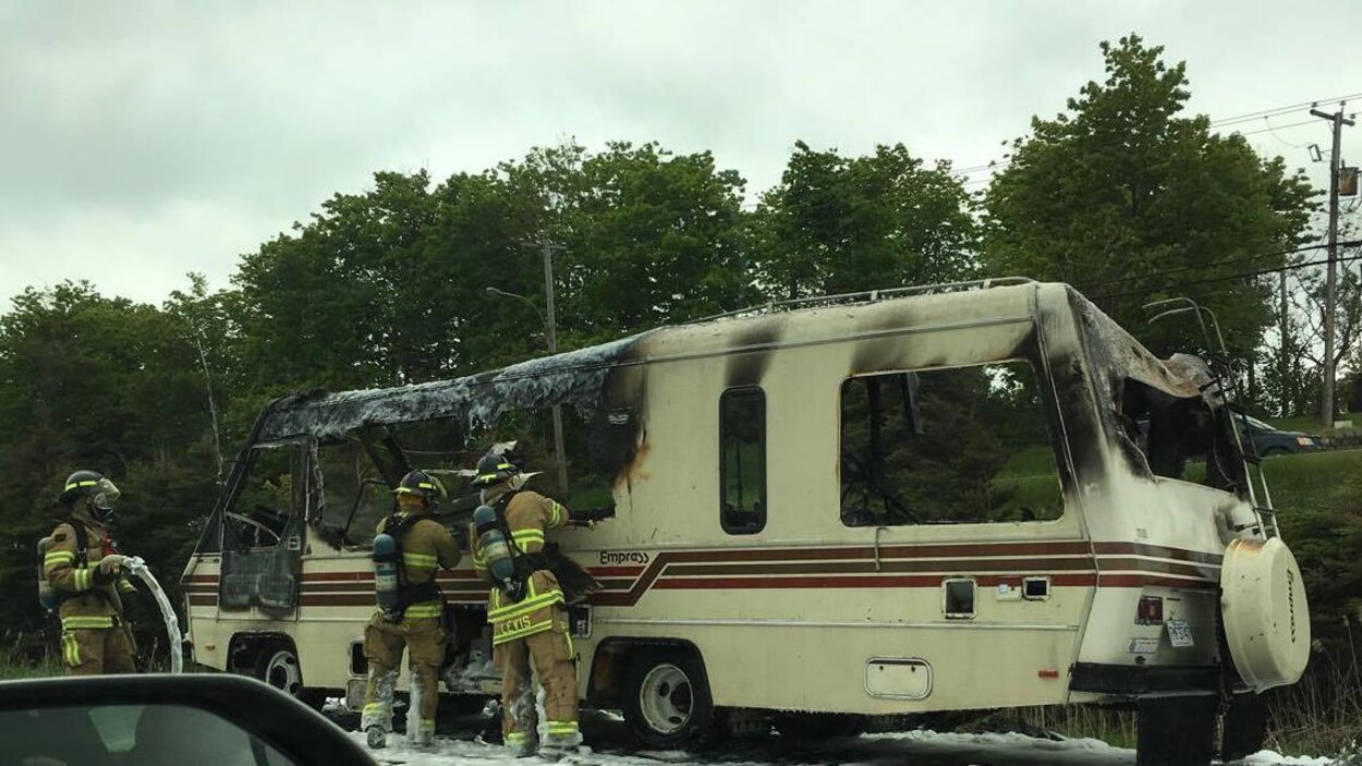 Autoroute 20 un véhicule récréatif en feu provoque un bouchon monstre RadioCanada