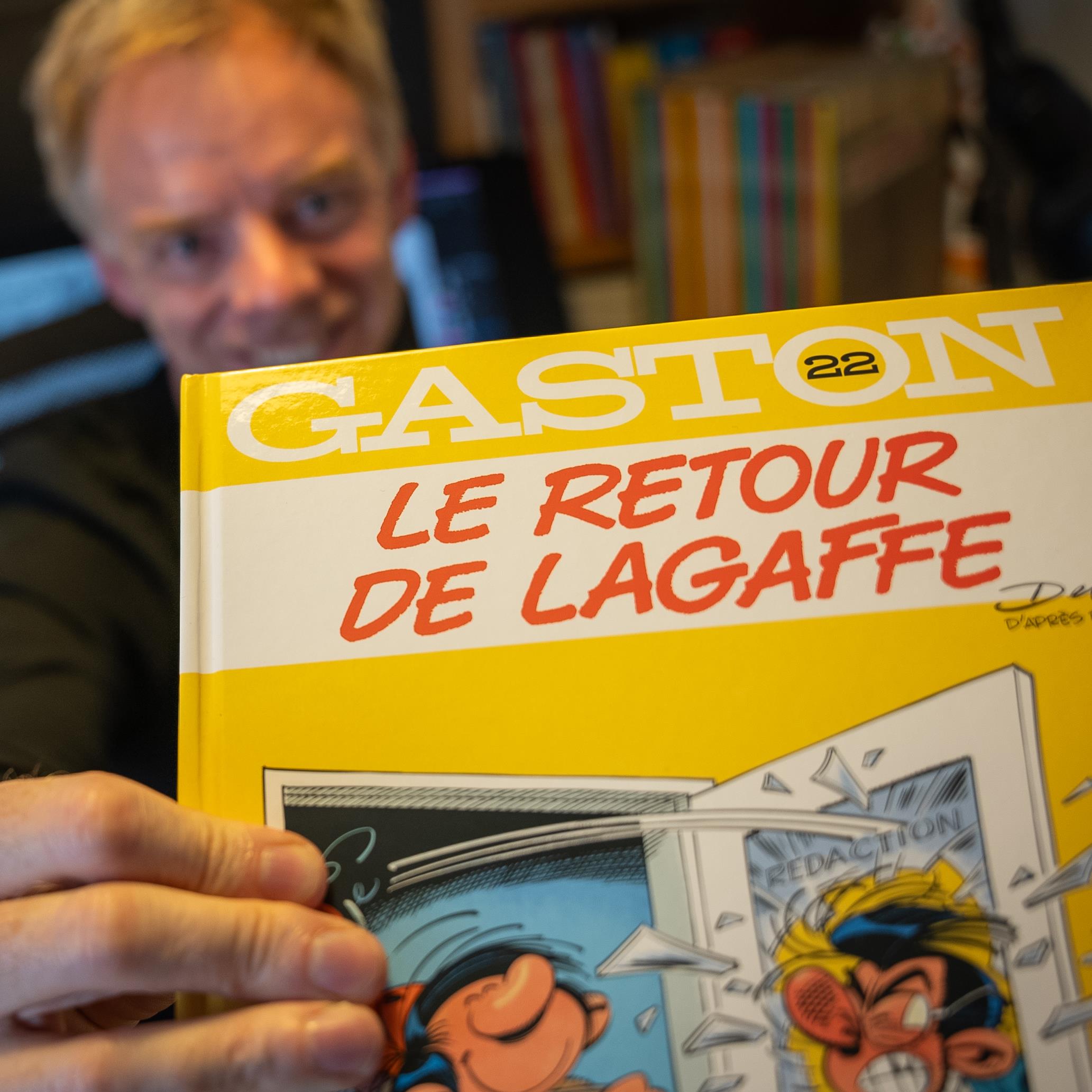 Delaf montre son album de Gaston Lagaffe.