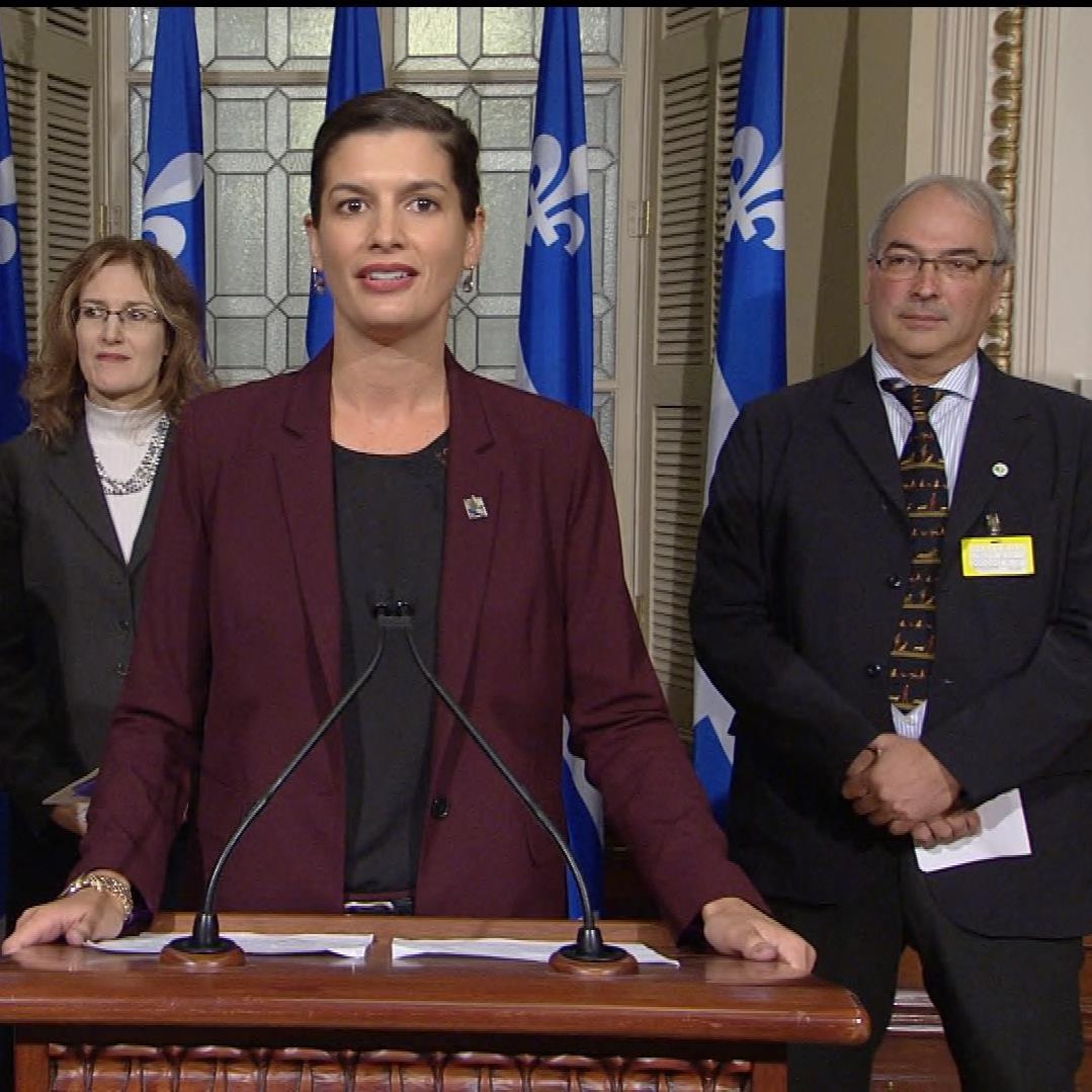 Quatre personnes devant des journalistes.