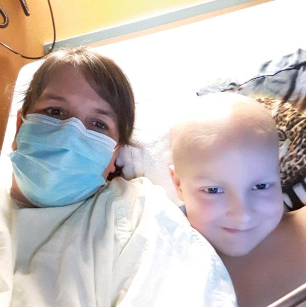 Sylvie porte un masque, couchée à côté de son fils Guillaume