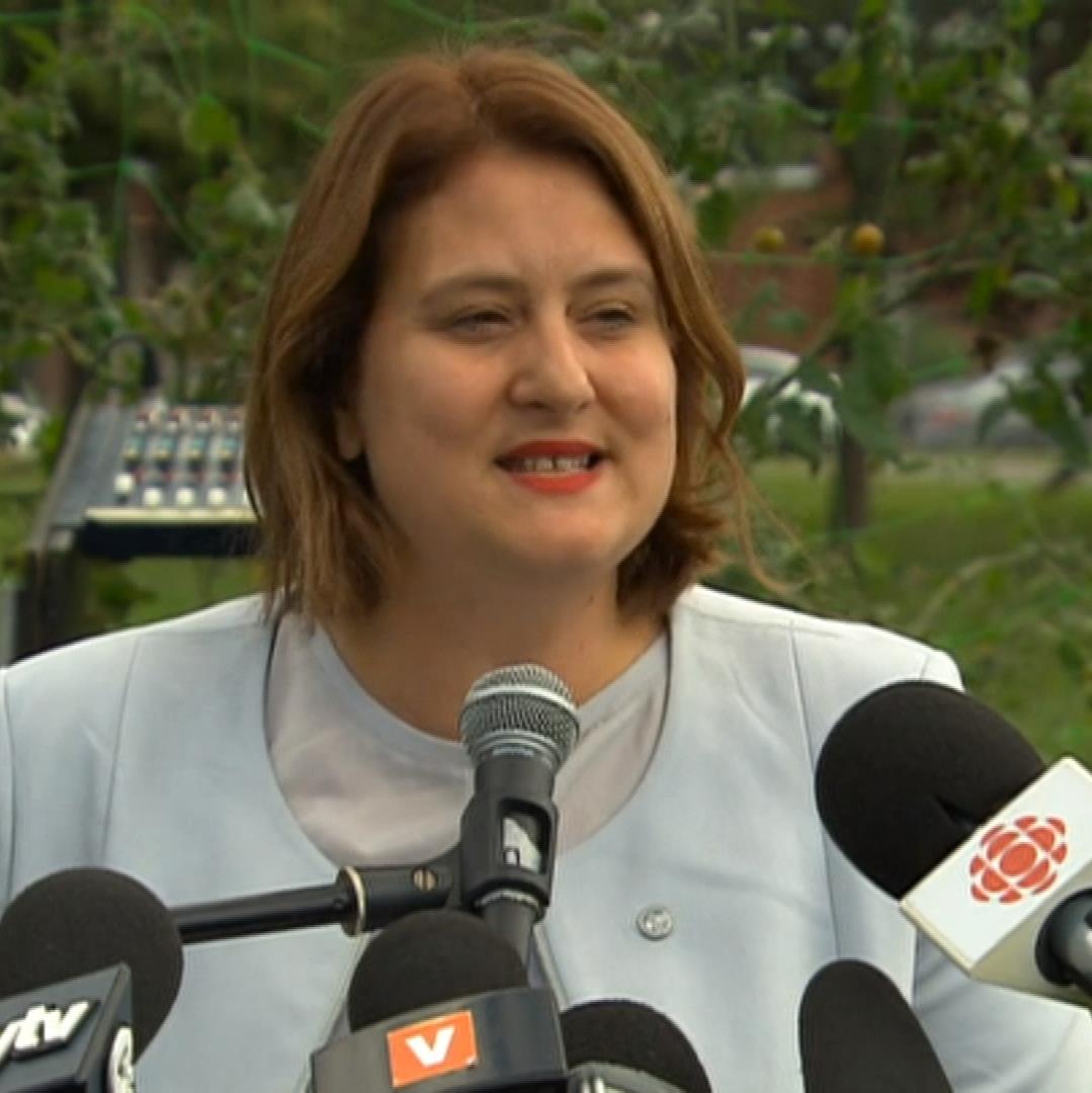 Catherine Harel Bourdon lors d'une conférence de presse.