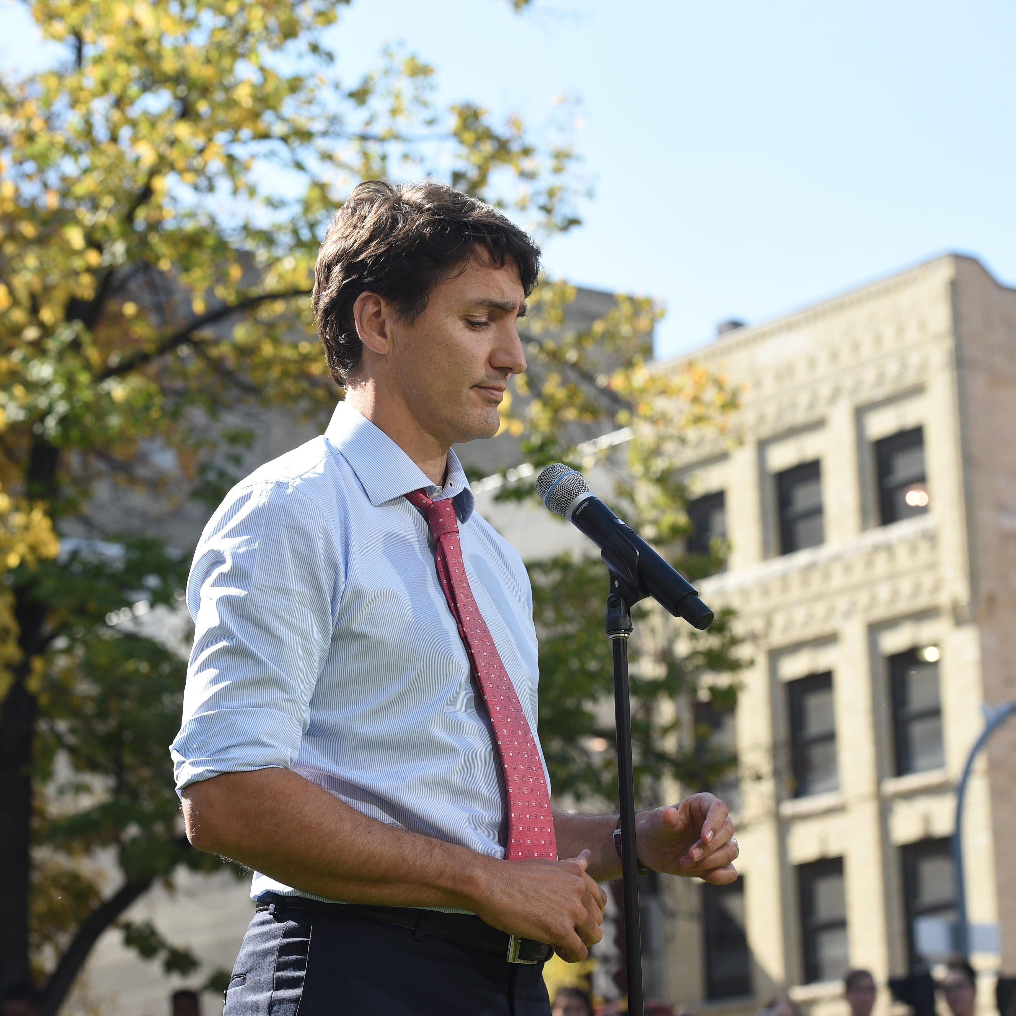 Justin Trudeau en rueda de prensa en un parque
