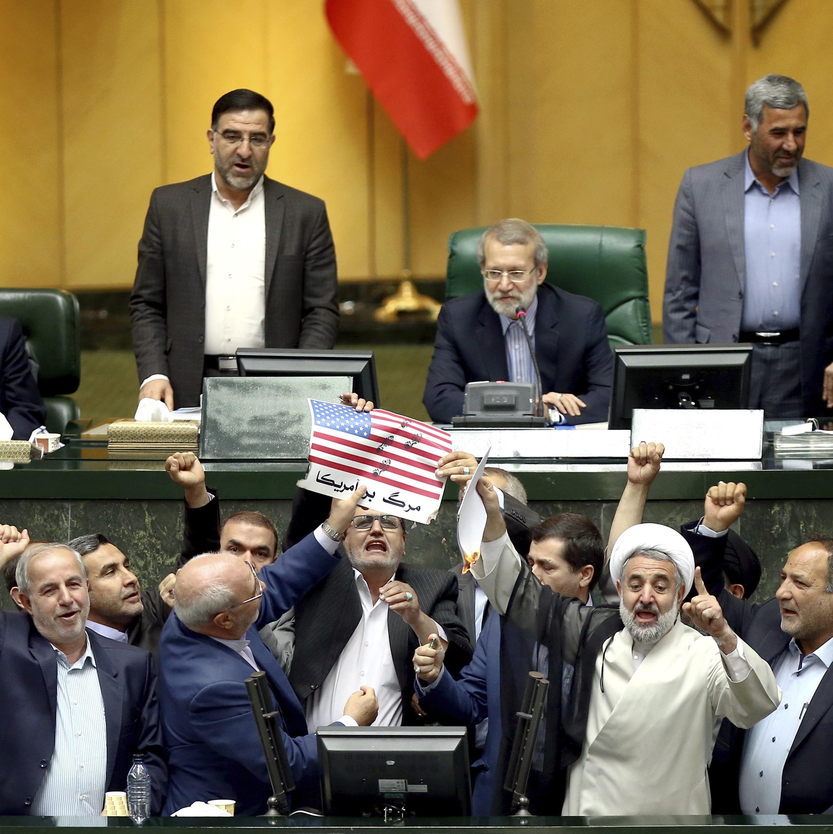 Diputados iraníes quemaron una bandera estadounidense de papel en medio de una sesión del parlamento en Teherán en señal de protesta contra el retiro de Estados Unidos del acuerdo nuclear.