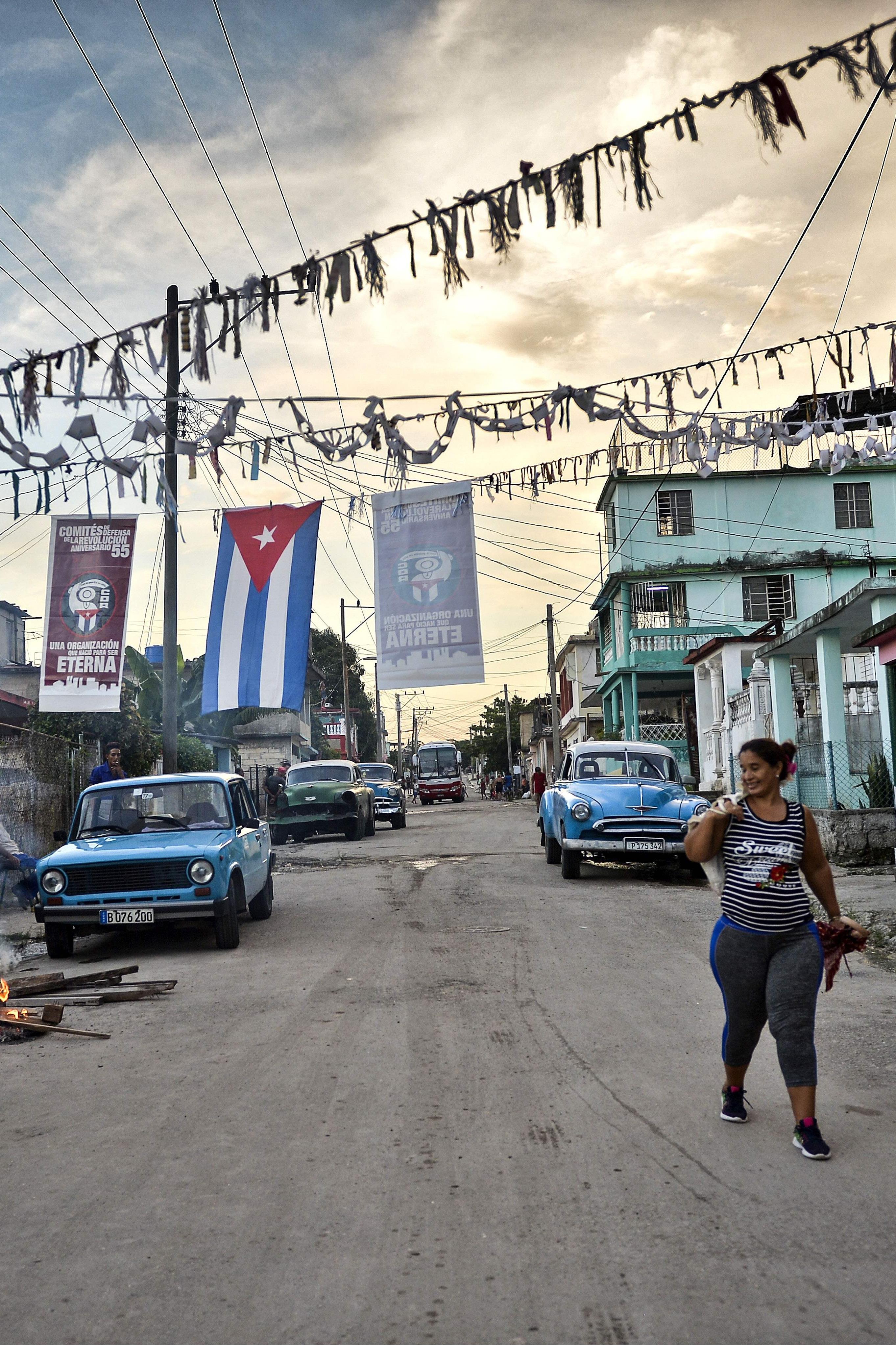 Une Cubaine prépare une caldoza, un plat typique cubain, dans une rue de La Havane, le 28 septembre 2018.