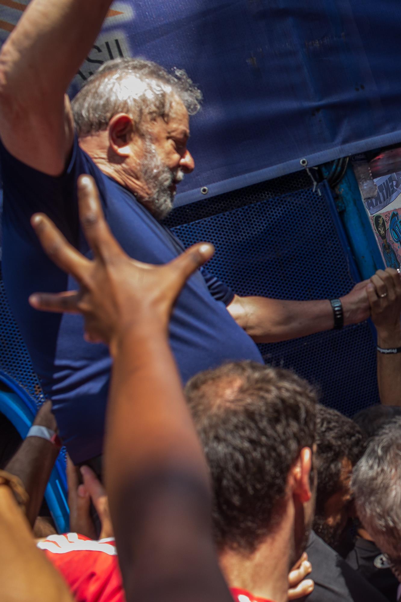 Lula da Silva est soulevé par des syndiqués lors d'une visite au quartier général du syndicat des métallurgistes à Sao Bernardo do Campo, au Brésil, le 7 avril 2018.