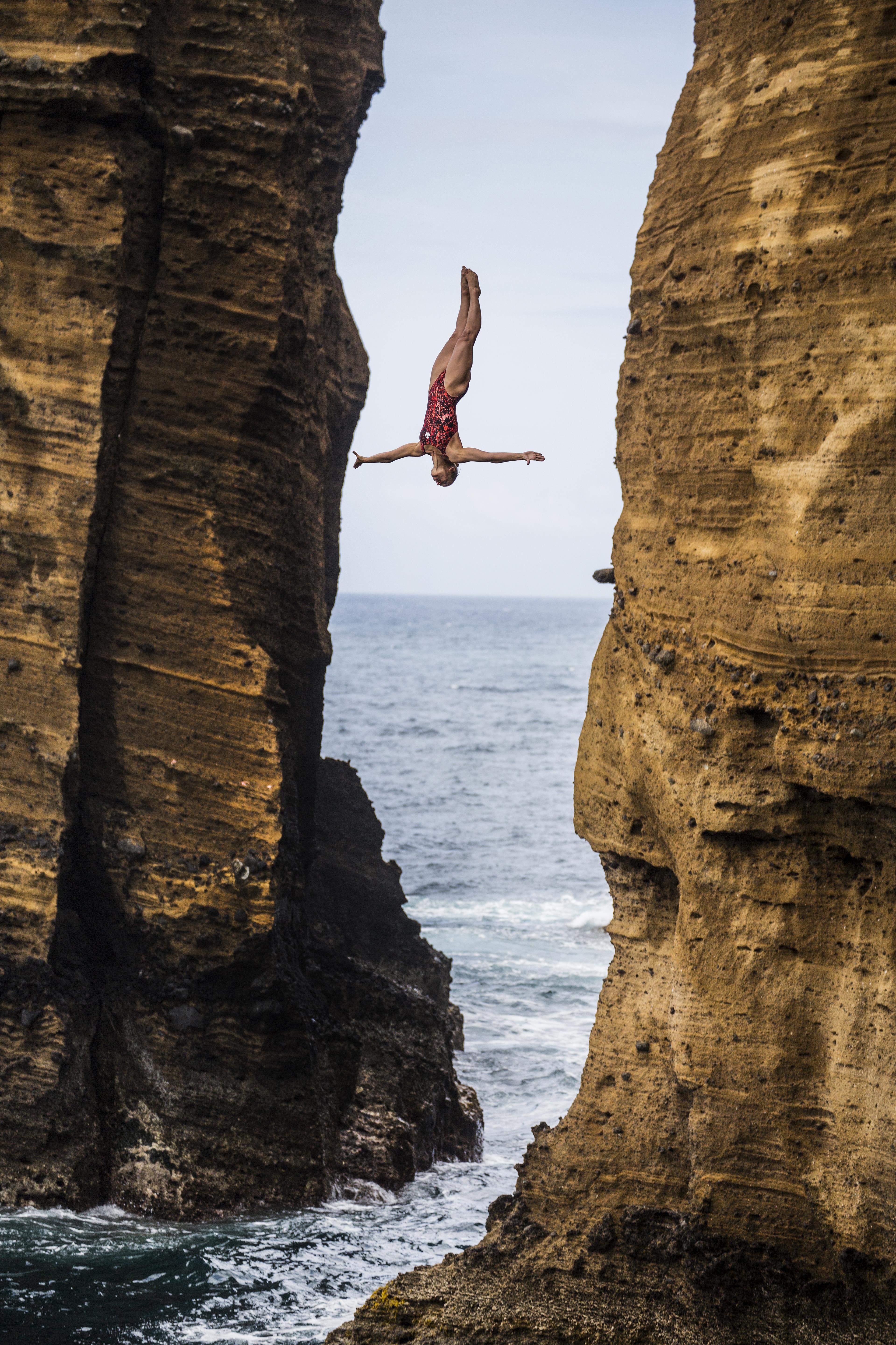Lysanne Richard saute d'une falaise de 20 mètres