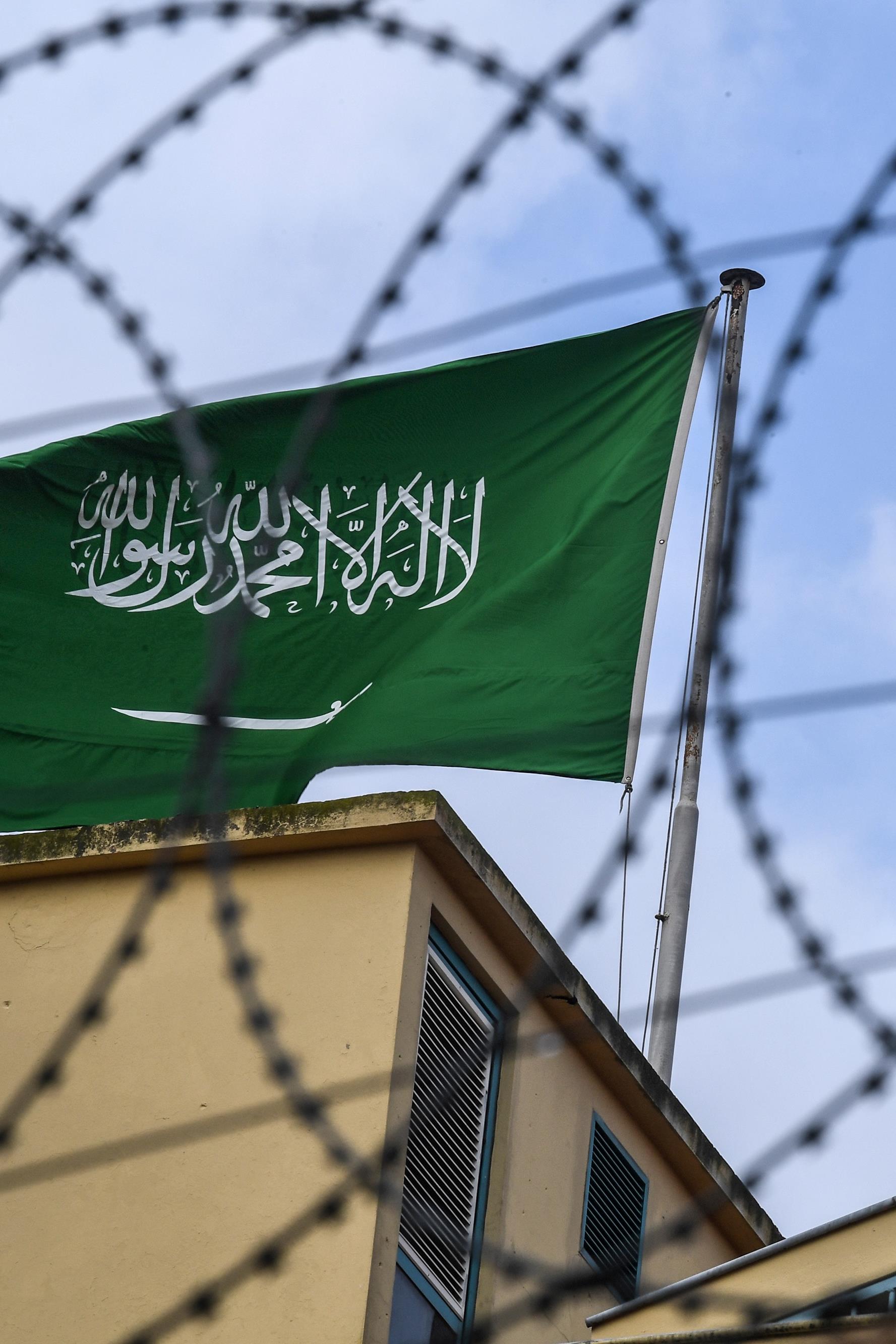 Un drapeau de l'Arabie saoudite flotte derrière des barbelés dans la cour du consulat saoudien à Istanbul, le 11 octobre 2018.
