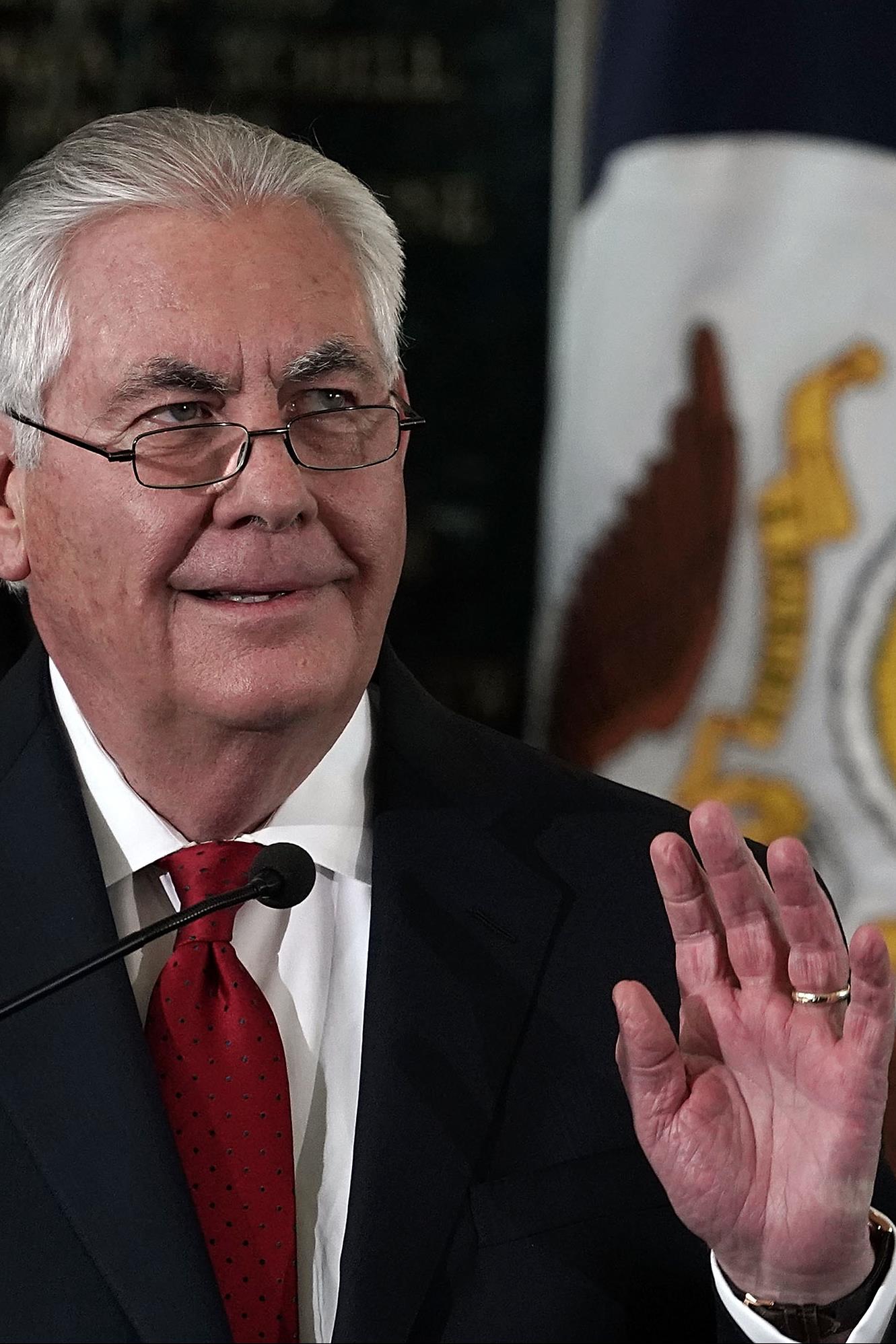 Rex Tillerson salue les employés du département d'État en levant la main avant de partir, le 22 mars 2018.