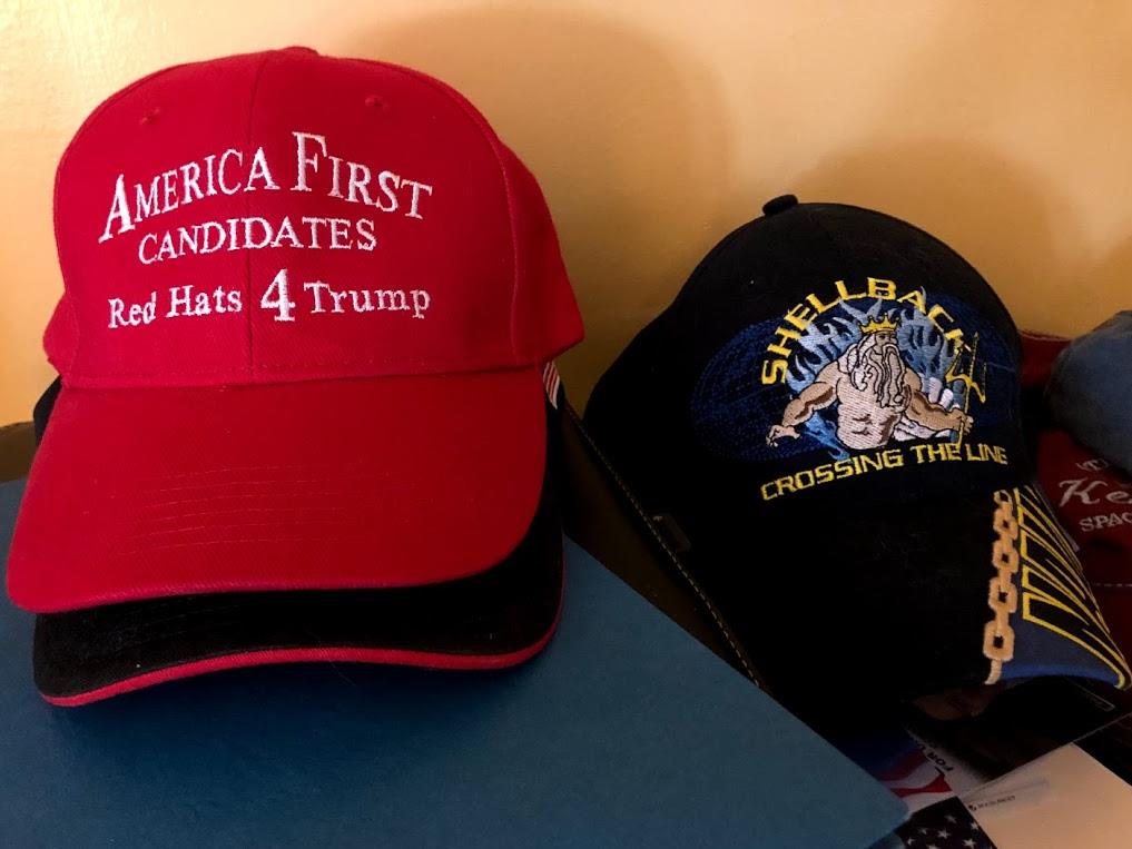 On the left, a cap of the group "America First Candidates", which brings together candidates who want to present themselves to defend the ideas of Donald Trump.