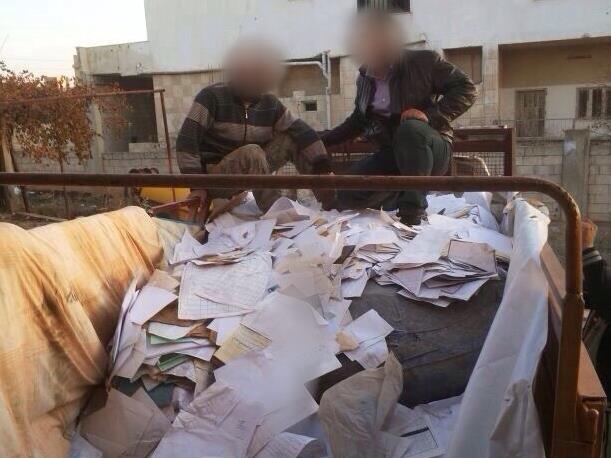 Des enquêteurs de CIJA avec des documents appartenant au gouvernement syrien.