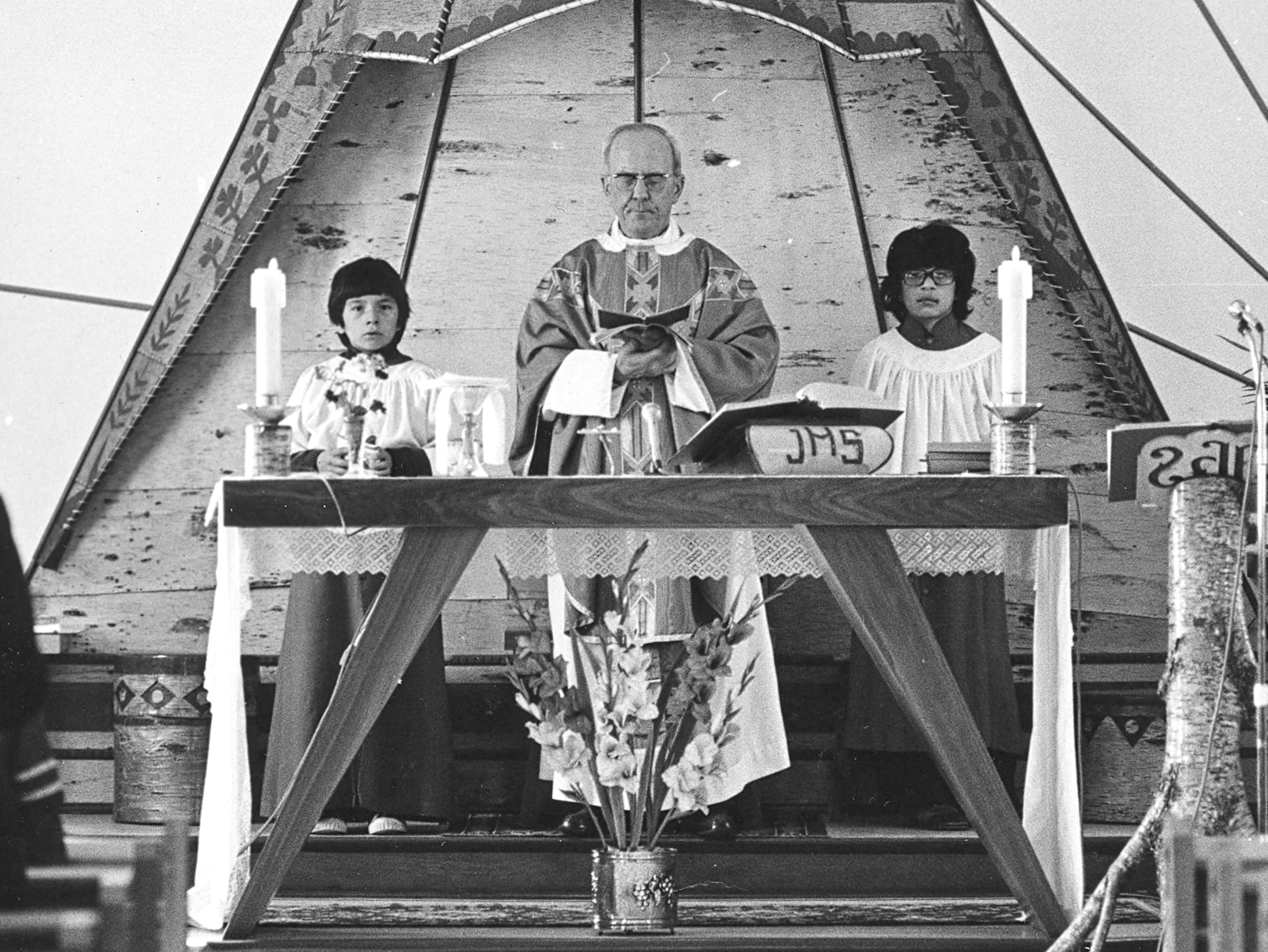 Clément Couture lors d’une célébration religieuse avec ses servants de messe.