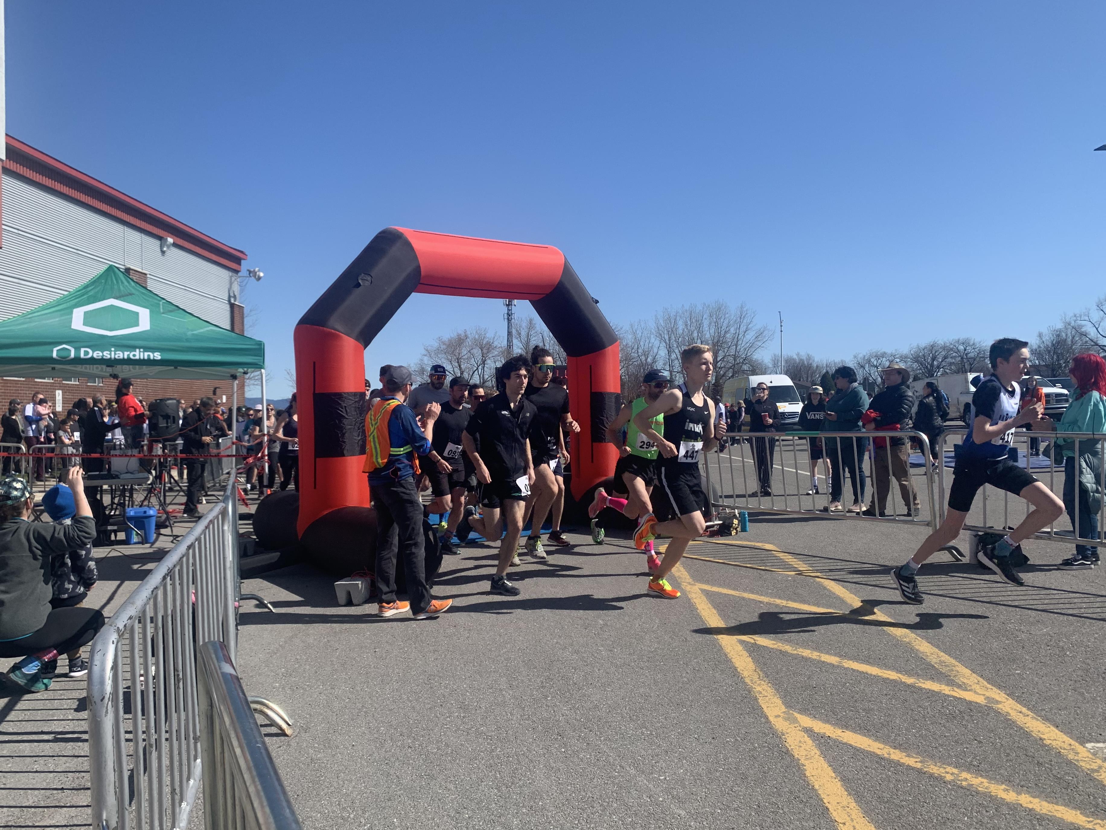 Plus De 500 Participants Pour Le Retour De La Course Dix De Cœur Radio Canada Ca