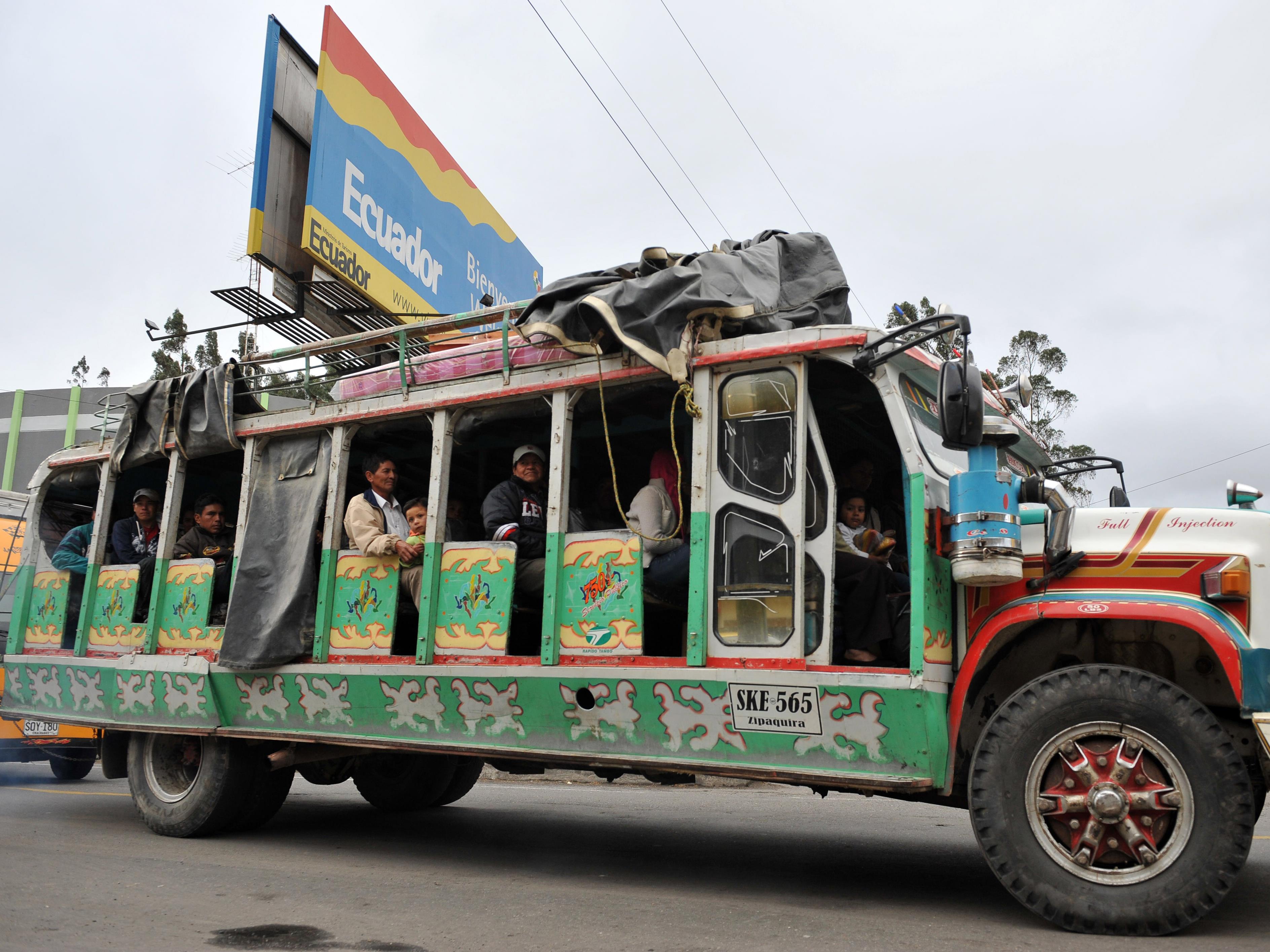 Un autobus près du poste frontalier de Rumichaca, en Équateur Un autobus près du poste frontalier de Rumichaca, en Équateur