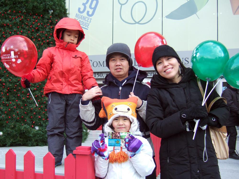 La famille de Léna, souriante, avec des ballons de fête