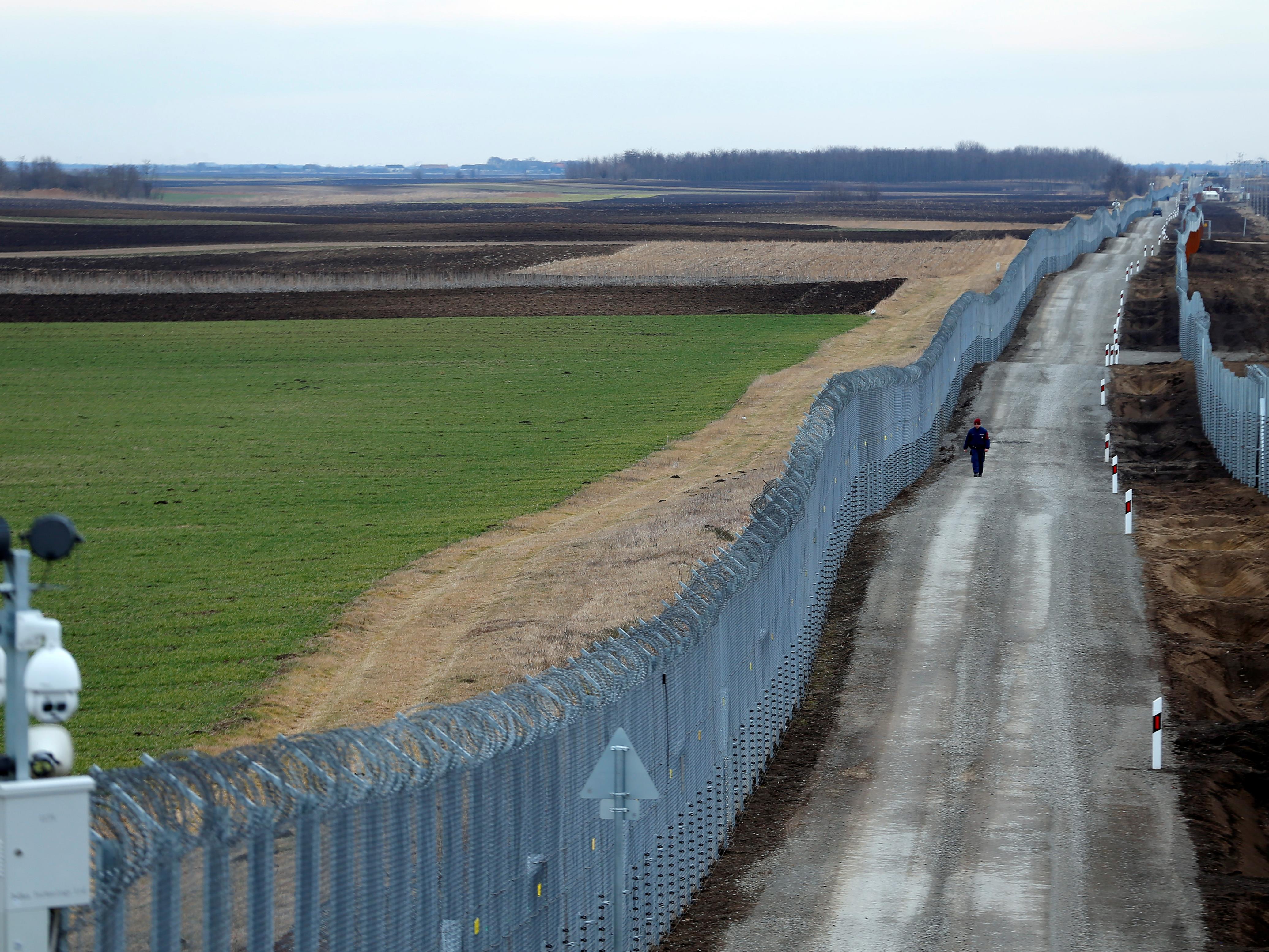 La frontière entre la Hongrie et la Serbie a été lourdement fortifiée.