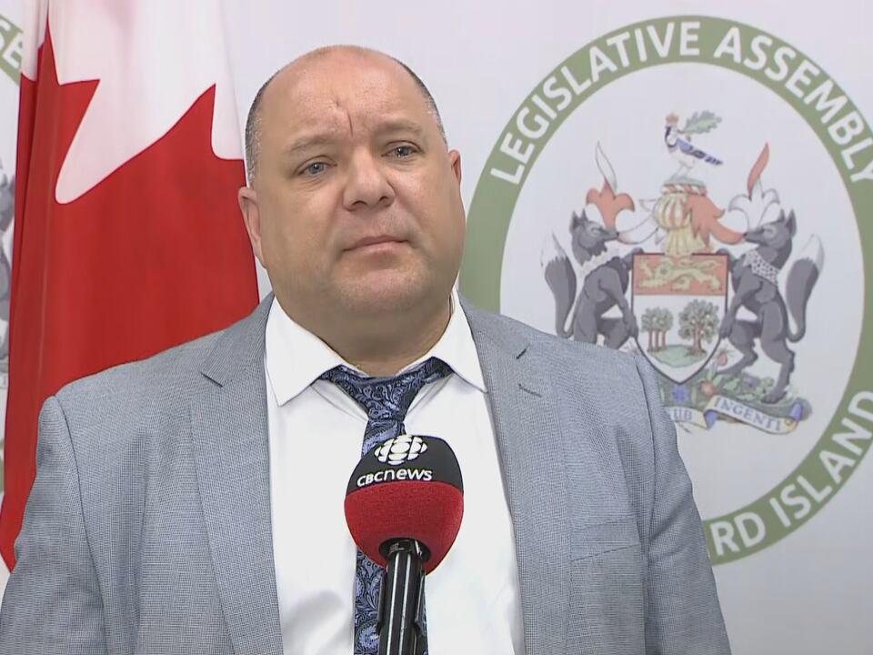 Le ministre Gilles Arsenault change de rôle