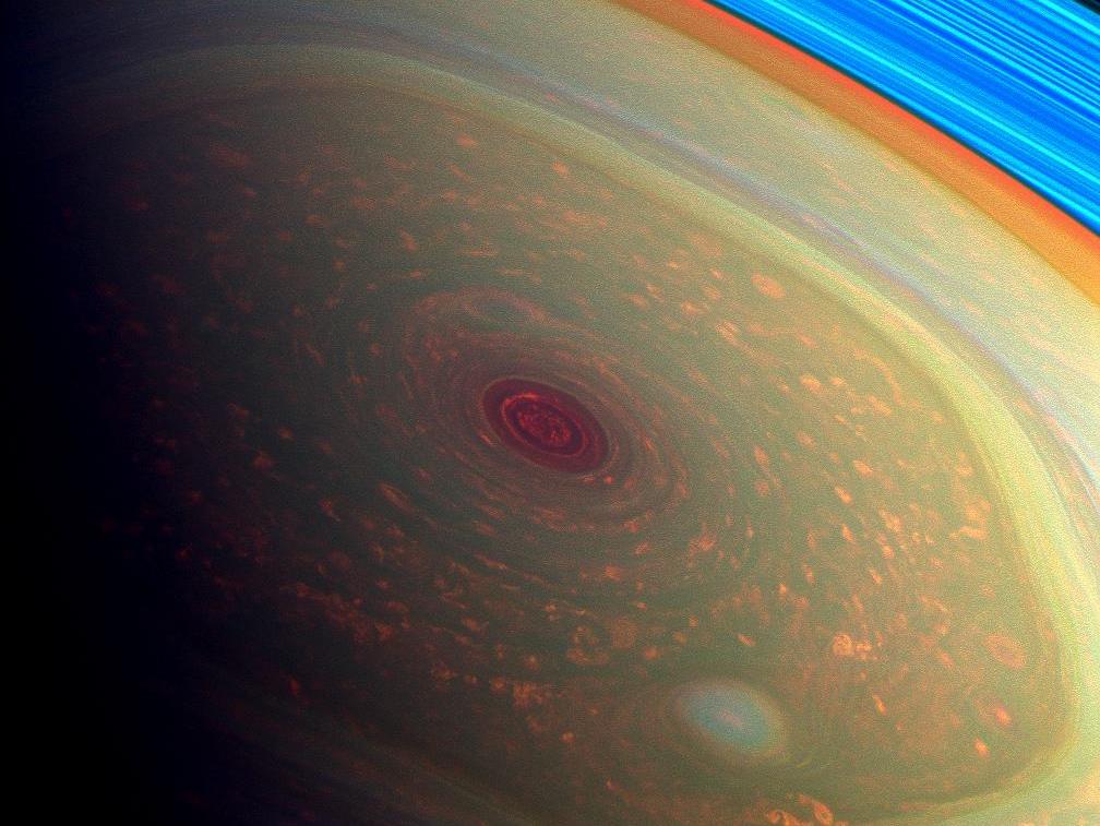 L'immense hexagone au pôle Nord de Saturne. Les couleurs ont été modifiées.