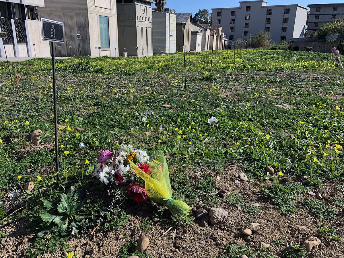 Beaucoup d’habitants de Catane viennent déposer des fleurs sur les tombes des migrants morts en mer. 