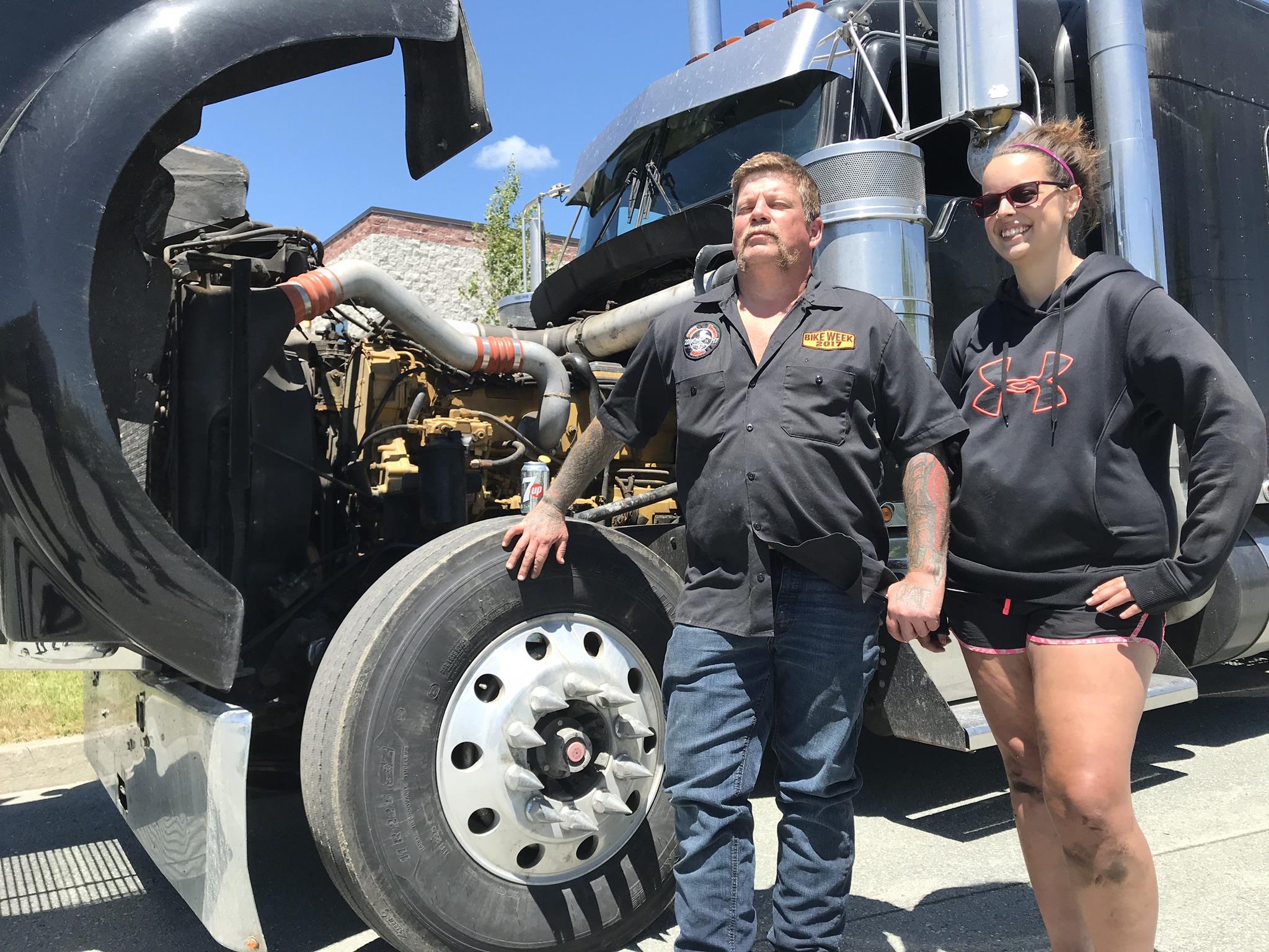 Jean-Guy pose devant son camion