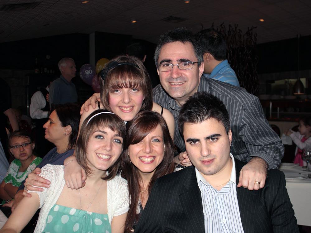 Les membres de la famille de Jenifer, souriants, les uns à côté des autres
