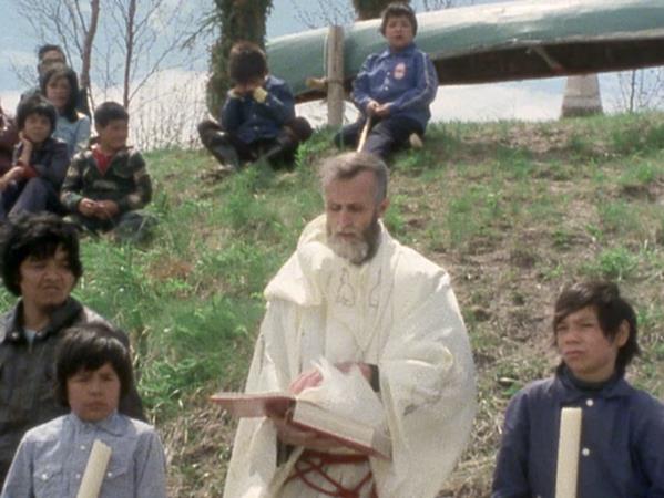 René Lapointe avec des enfants innus lors d’une célébration.