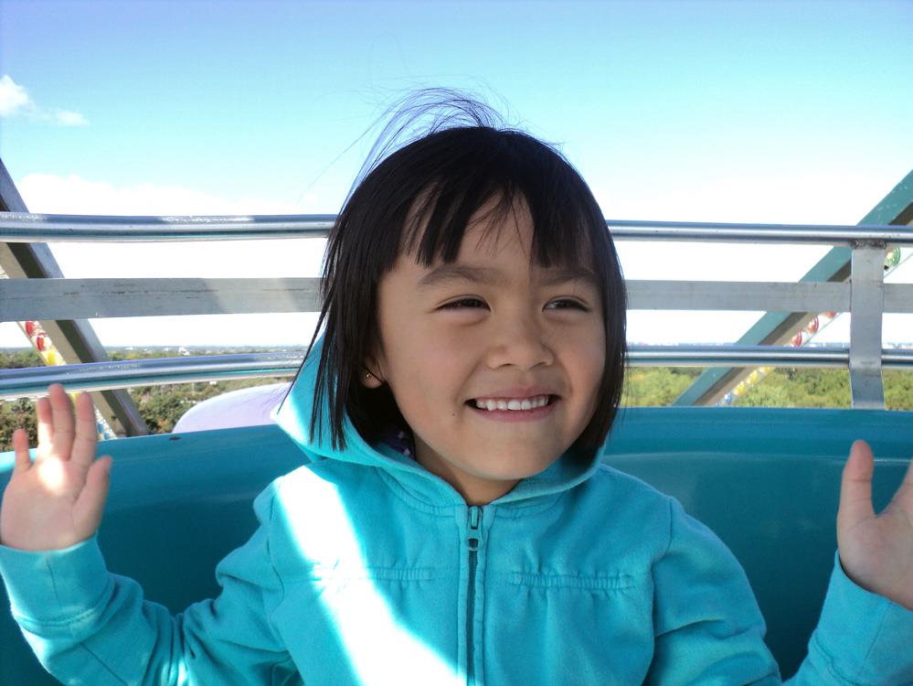 Léna souriante dans un manège