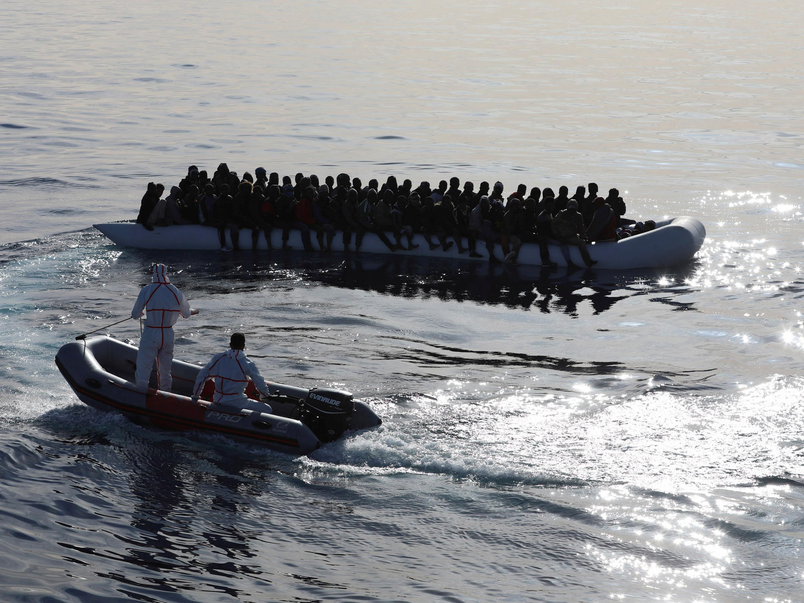 La garde-côtière libyenne vient en aide à des migrants en Méditerranée.