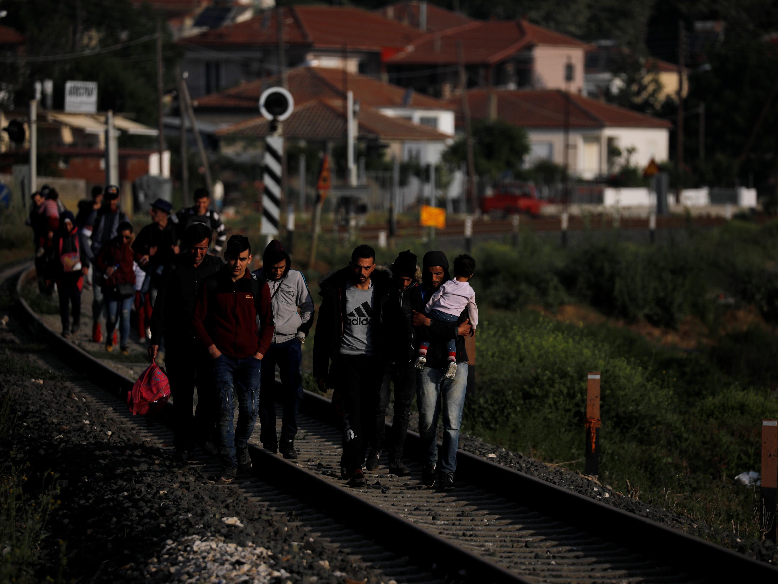 Des migrants arrivent en Grèce après avoir traversé la rivière Évros.