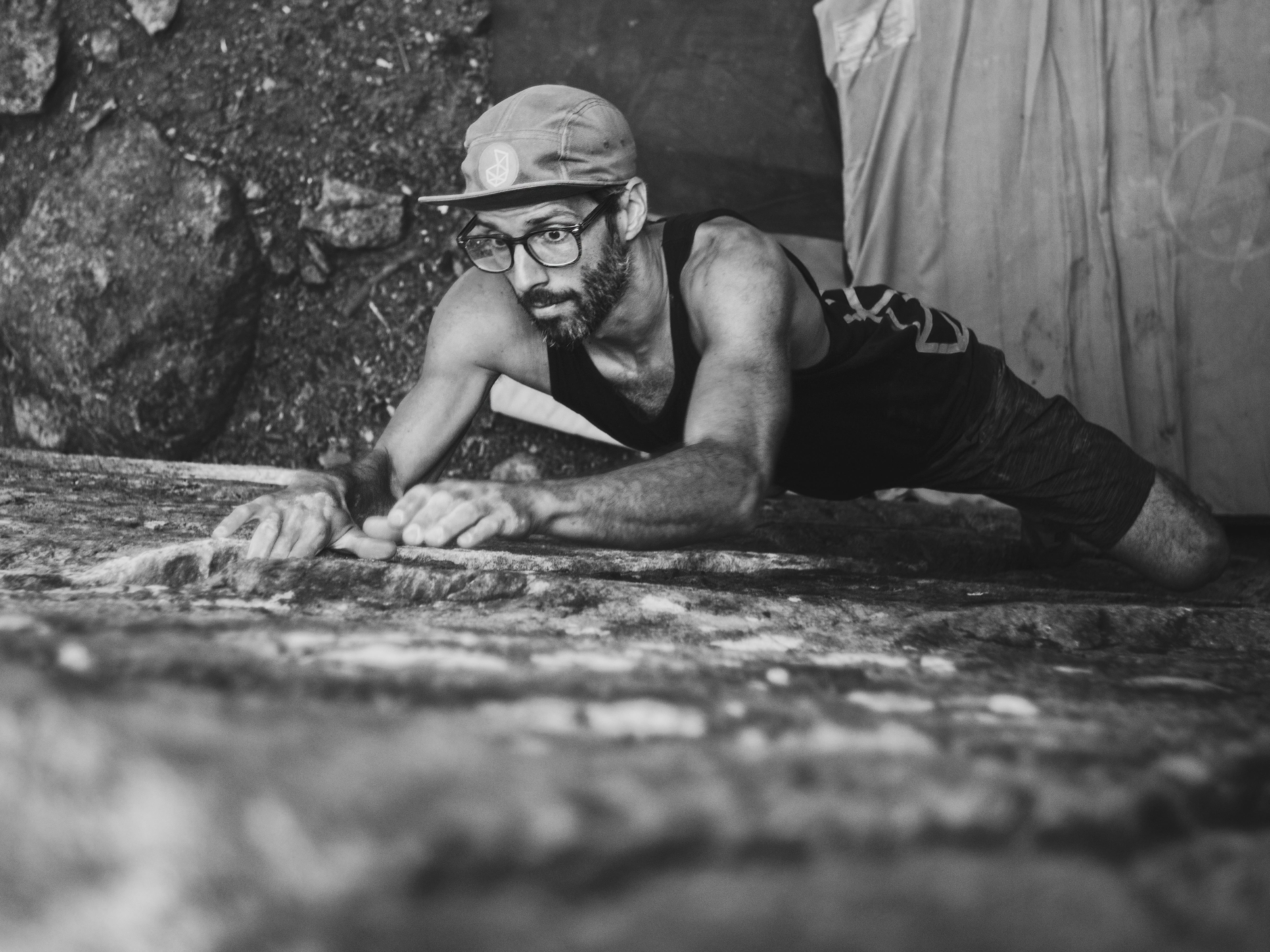 Olivier Turgeon escalade un rocher, vu de haut
