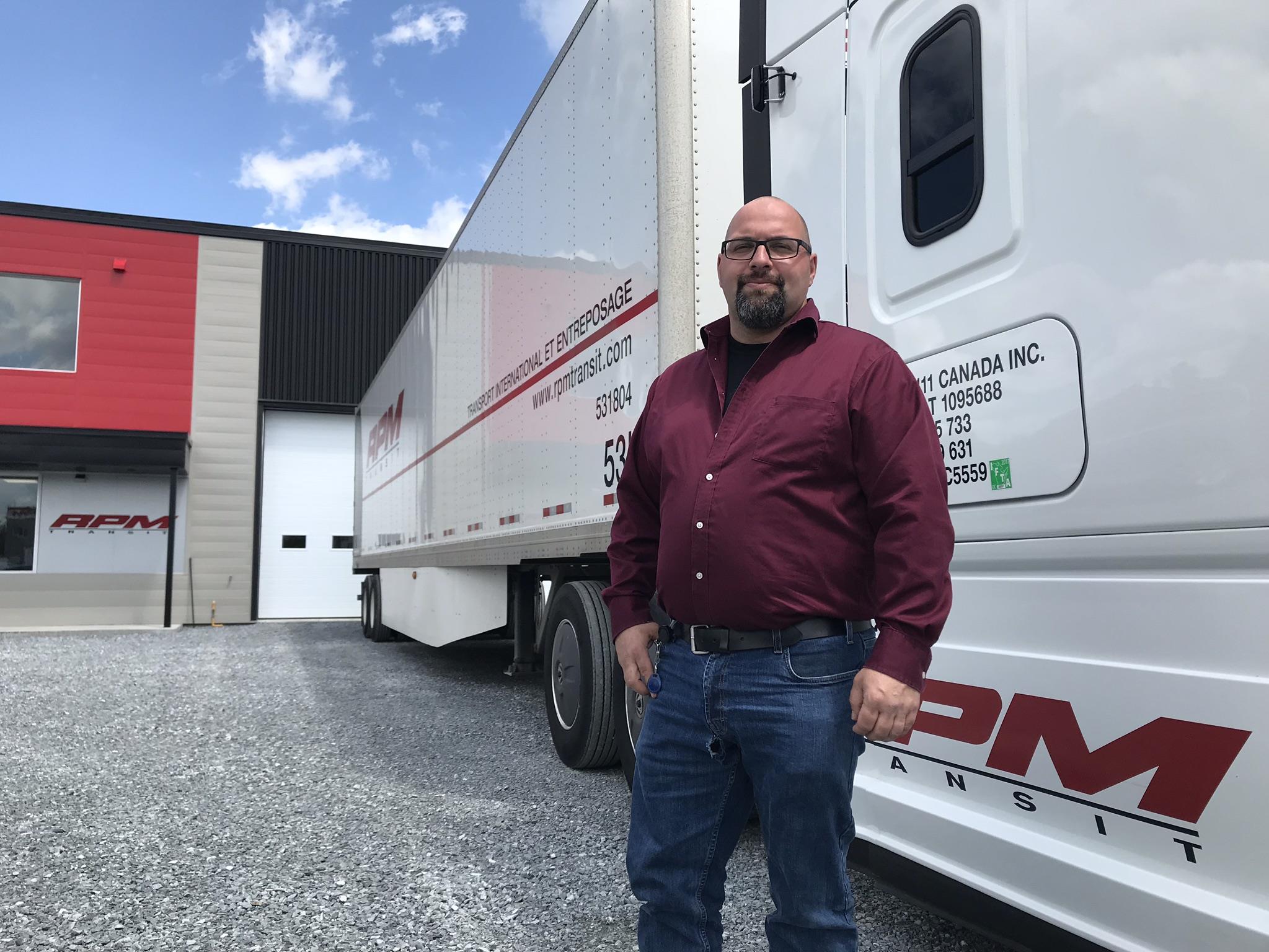 Rodrigue devant son camion