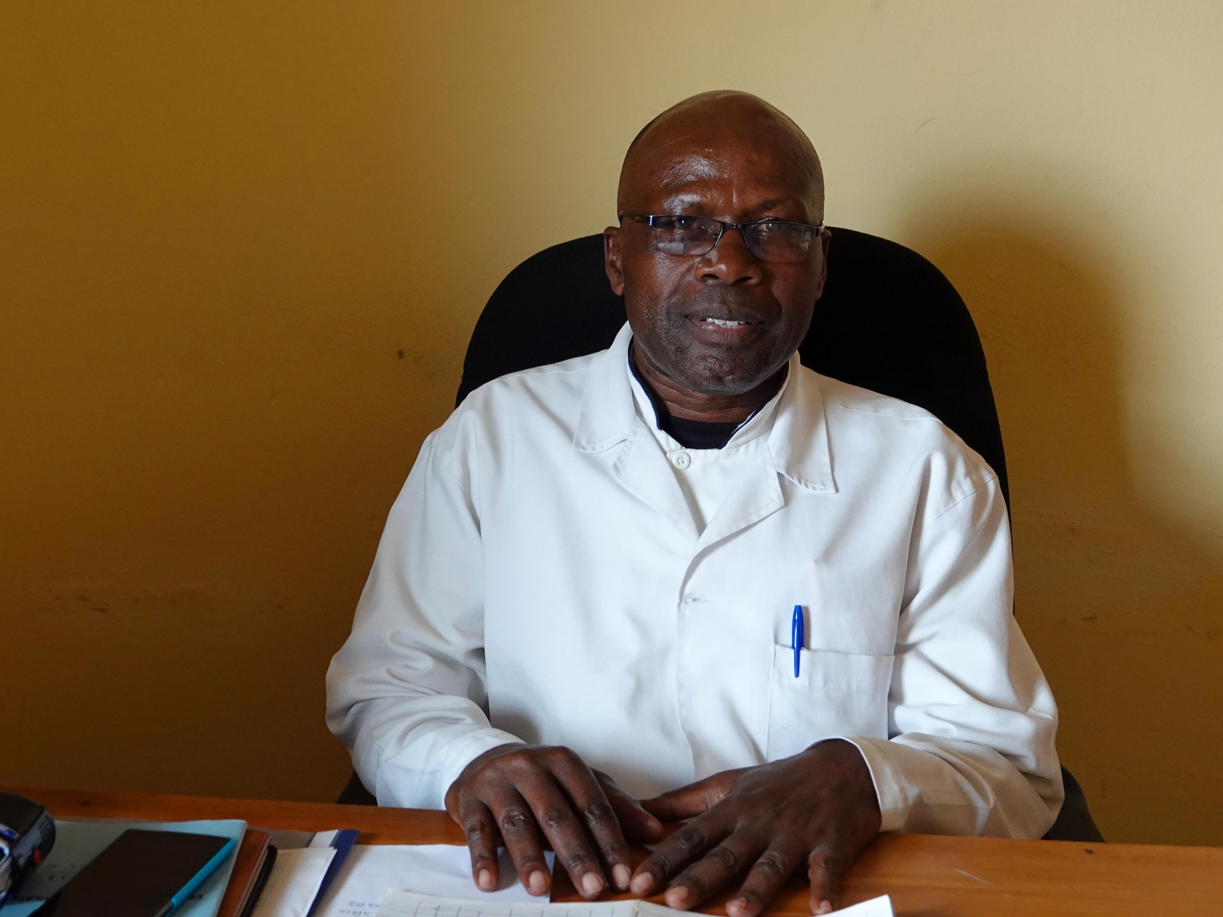 Eugene Nduhuye, directeur du centre de santé près de route de Kigali.