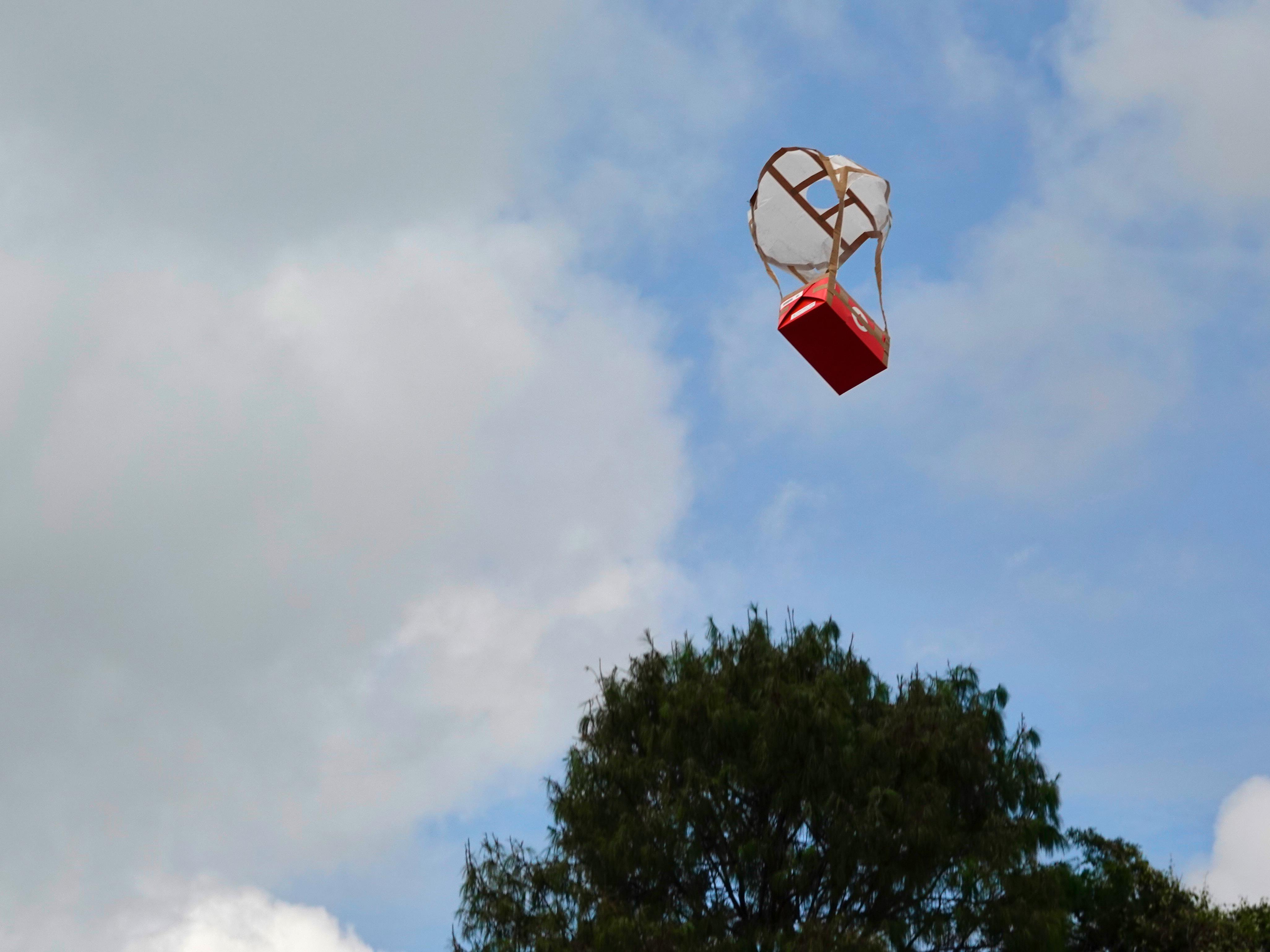 Un drone dans le ciel avec une cargaison de sang destinée à l'hôpital de Kabgayi, au Rwanda.