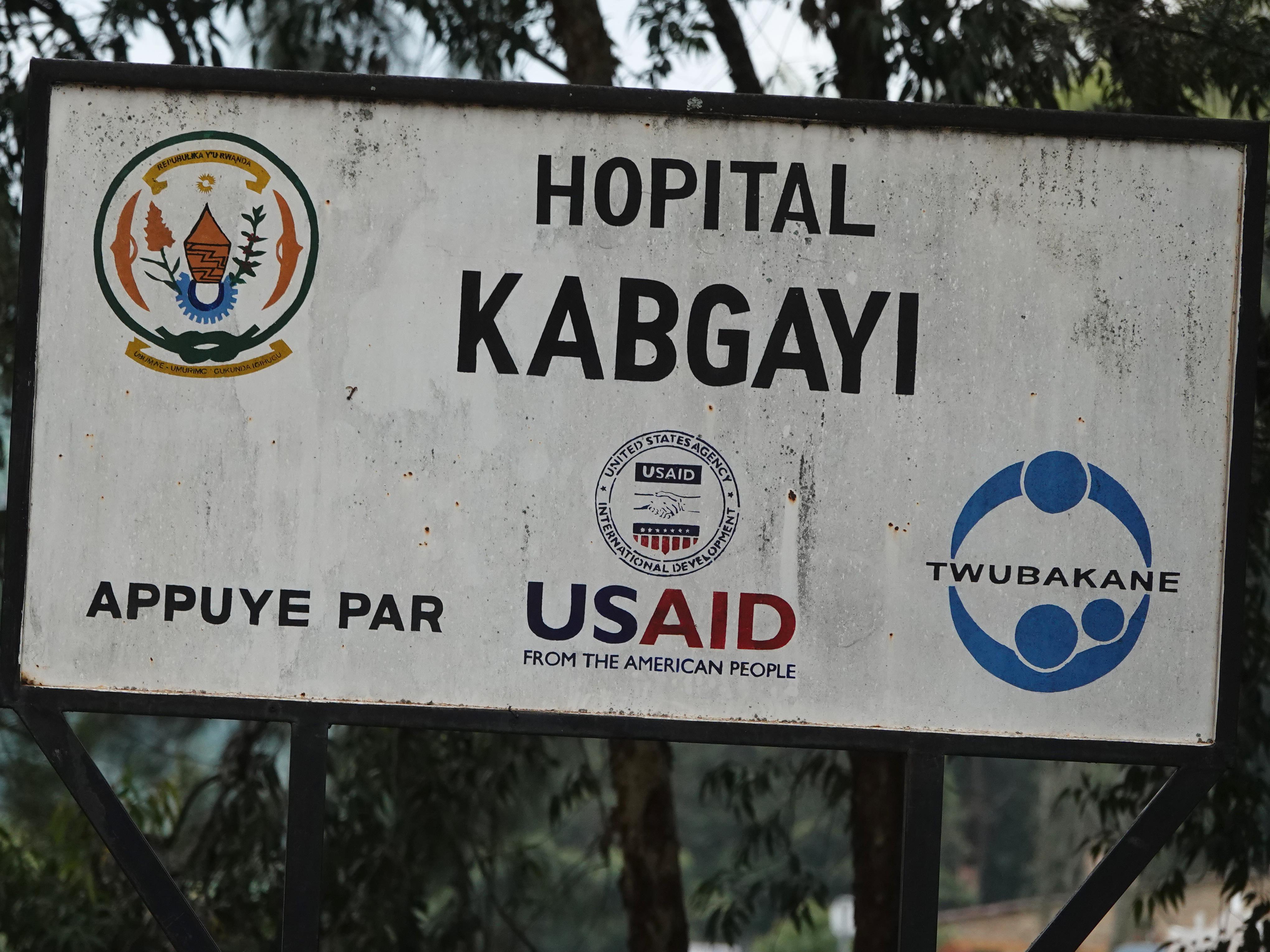 Une pancarte avec l'inscription « hôpital Kabgayi »