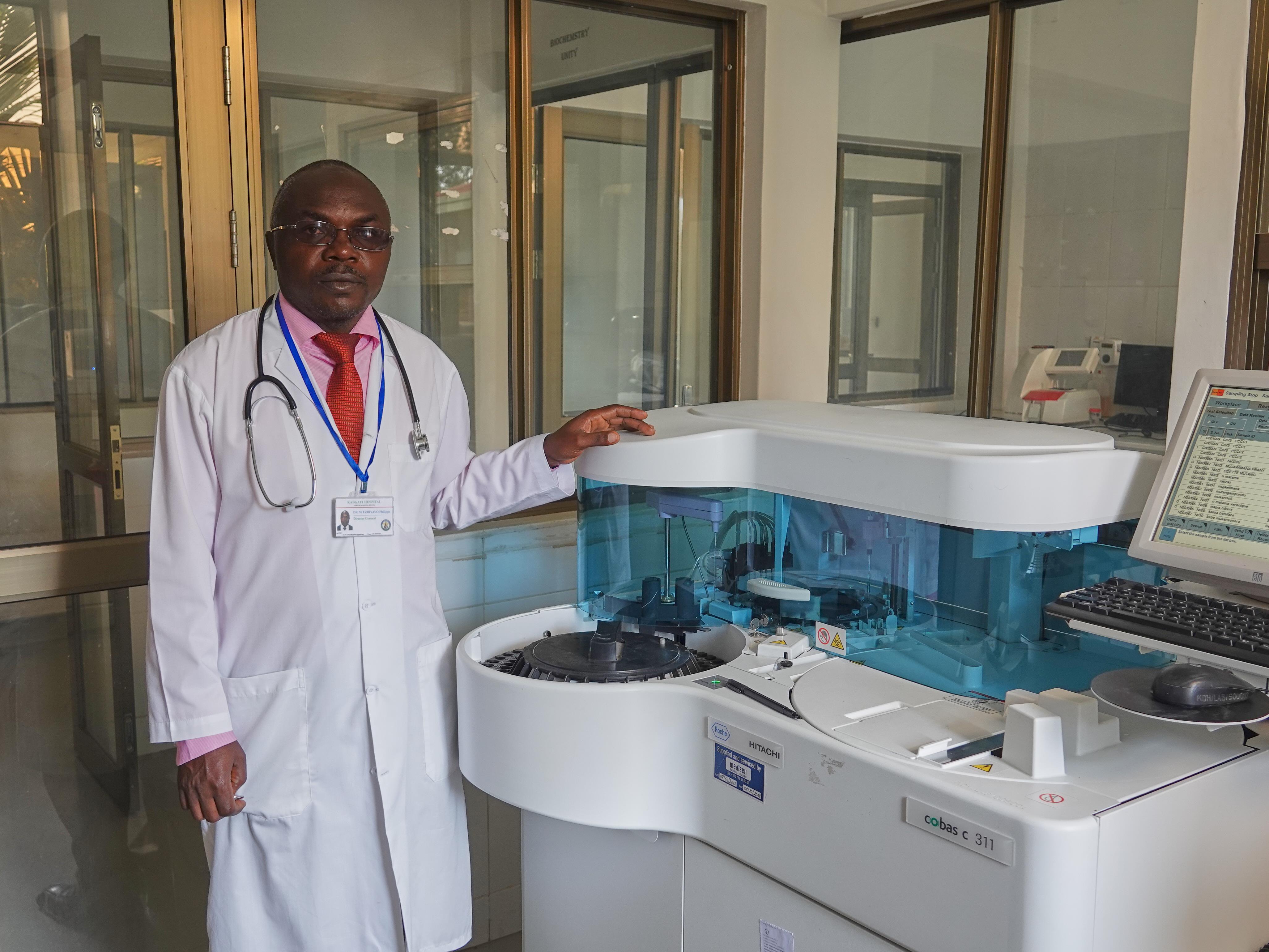 Le Dr Nteziryayo dans son laboratoire